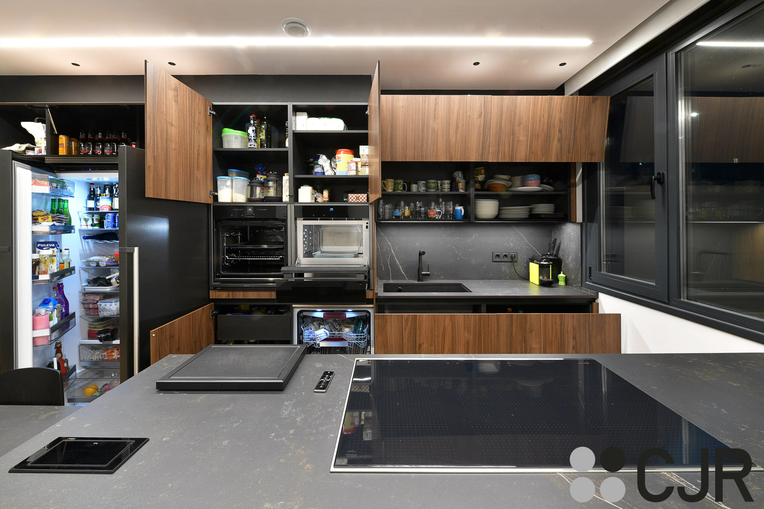 cocina en madera con el interior en negro cjr