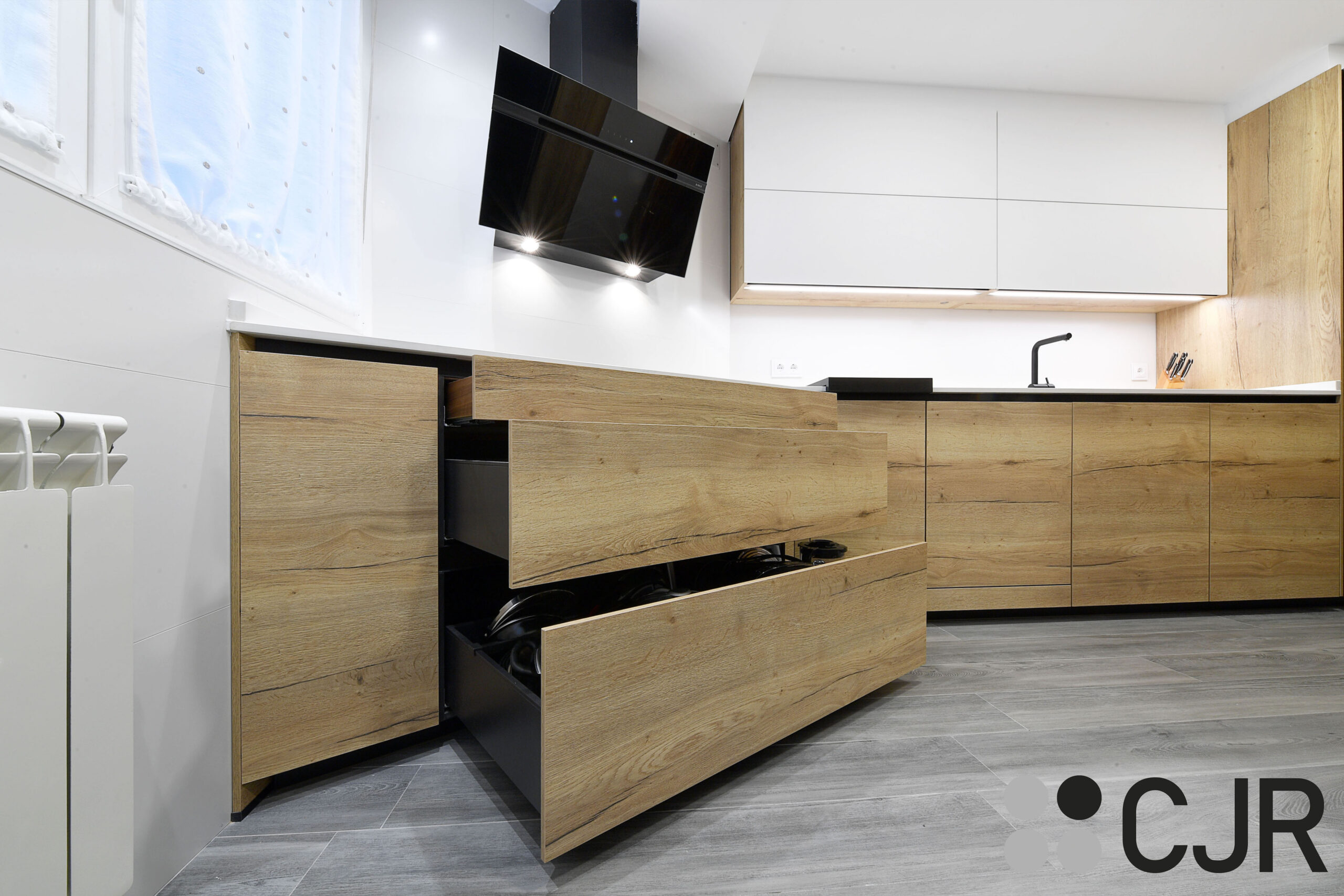 cocina madera y blanca con interior en negro cjr