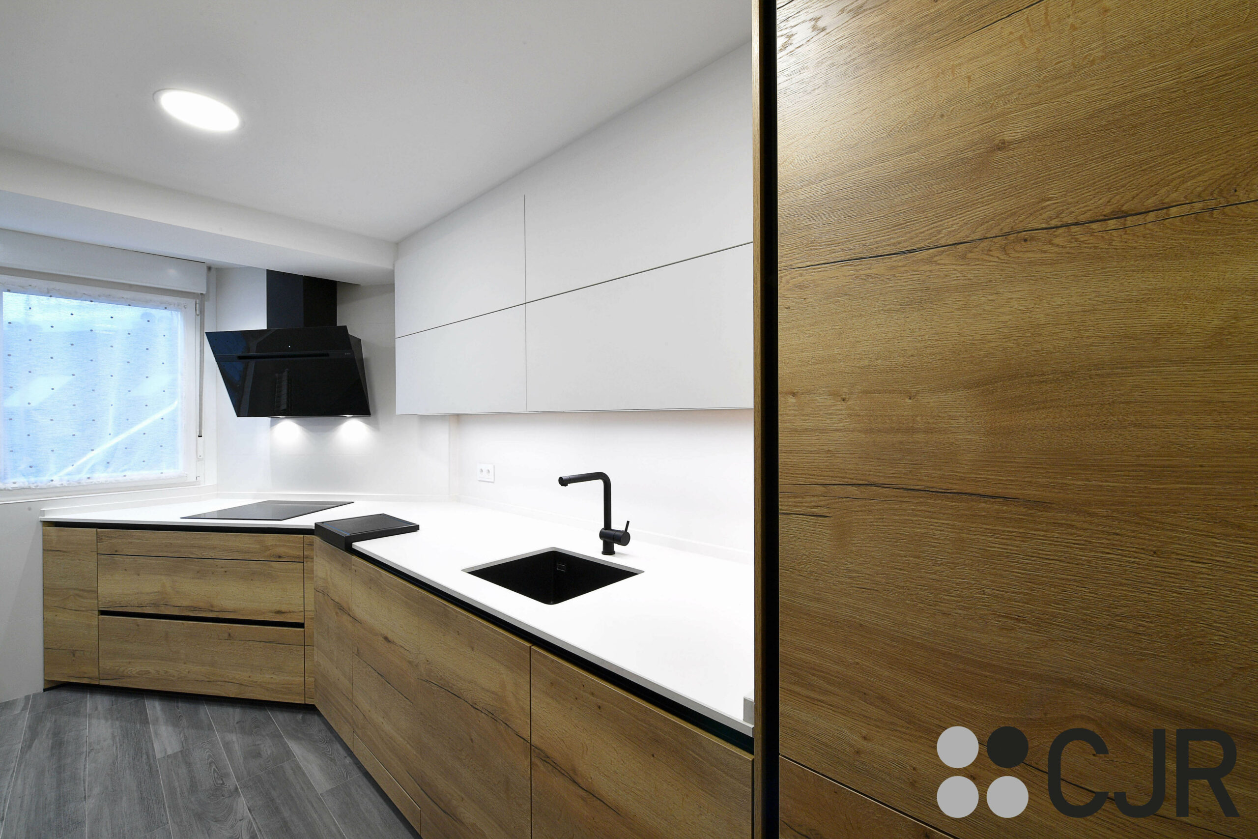 cocina madera y blanco moderna con detalles en negro cjr