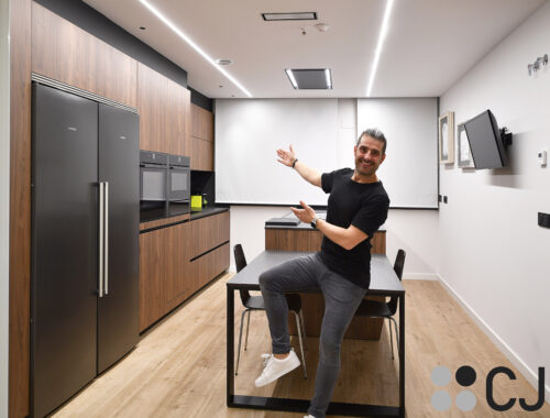 cocina madera y negra en passive house cjr