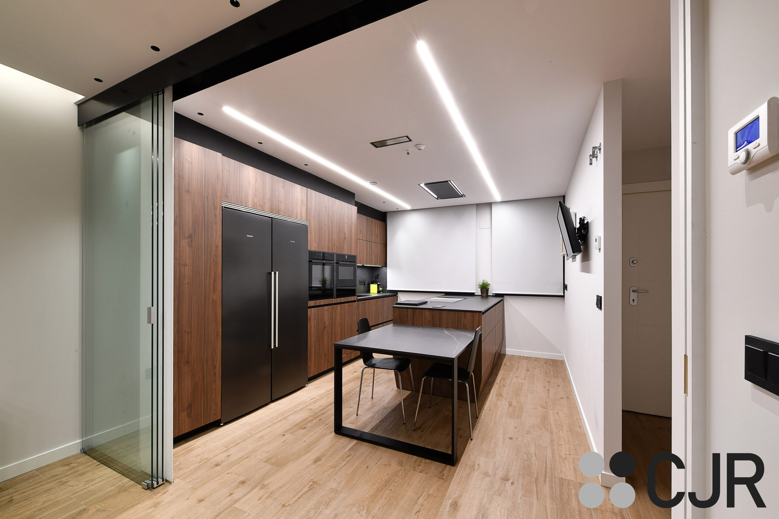 cocina madera y negro en passive house puerta corredera cristal cjr