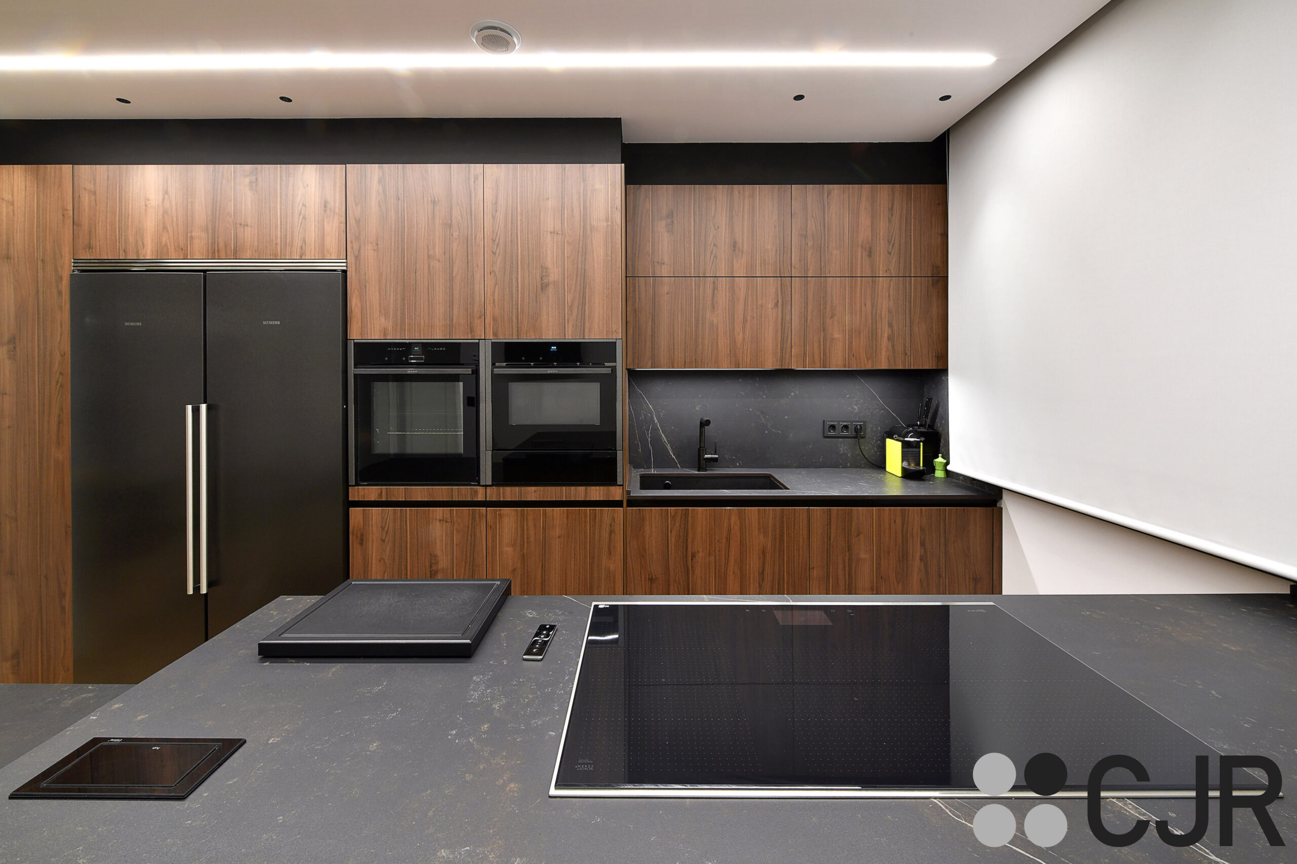 cocina madera y negro placa de neff cjr