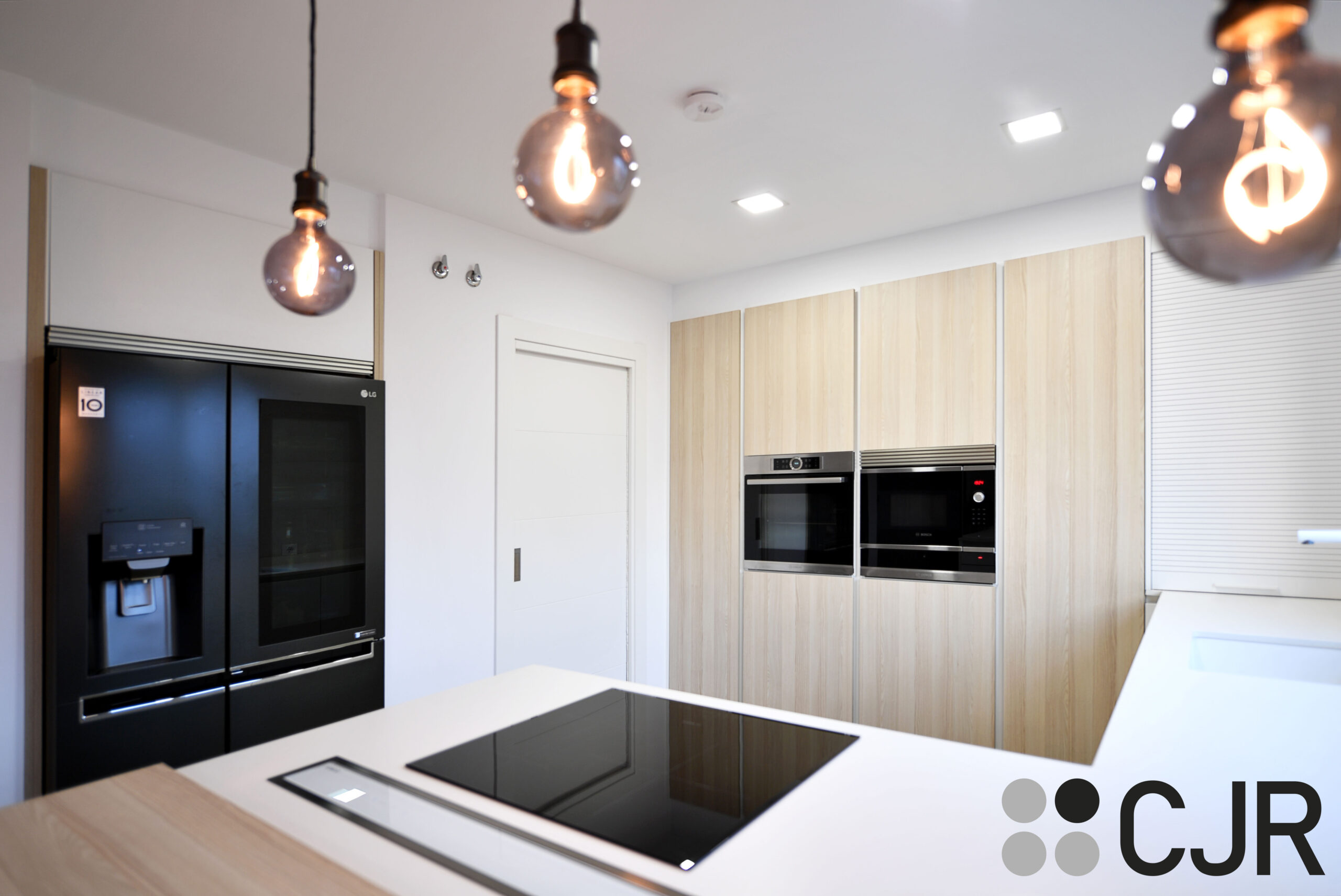 cocina moderna madera y blanca con campana en la encimera cjr