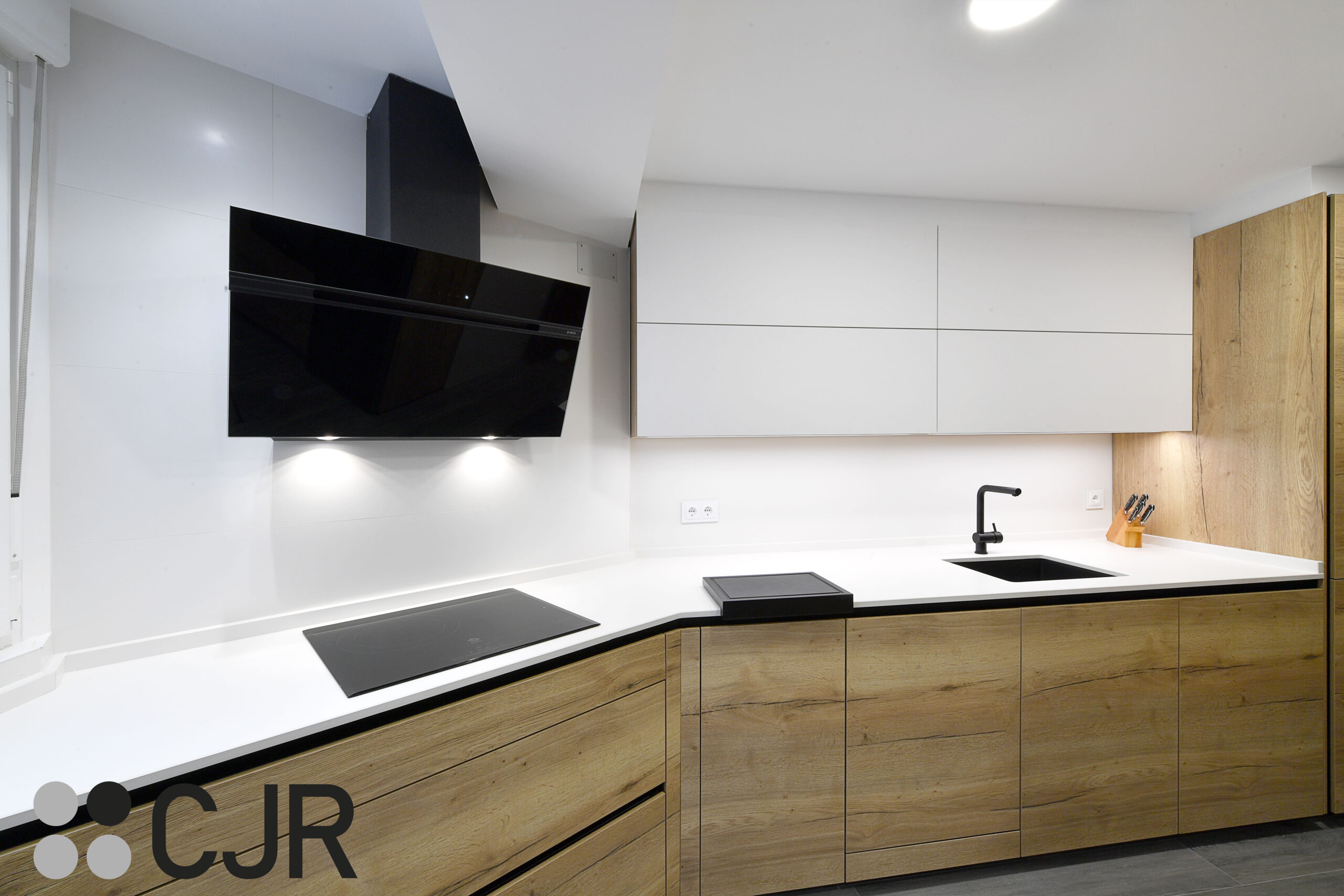 cocinas modernas blanco y madera con negro cjr