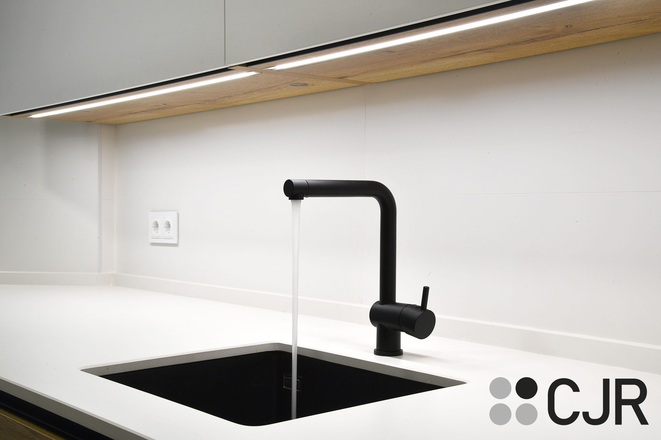 grifo en color negro en encimera dekton zenith cjr