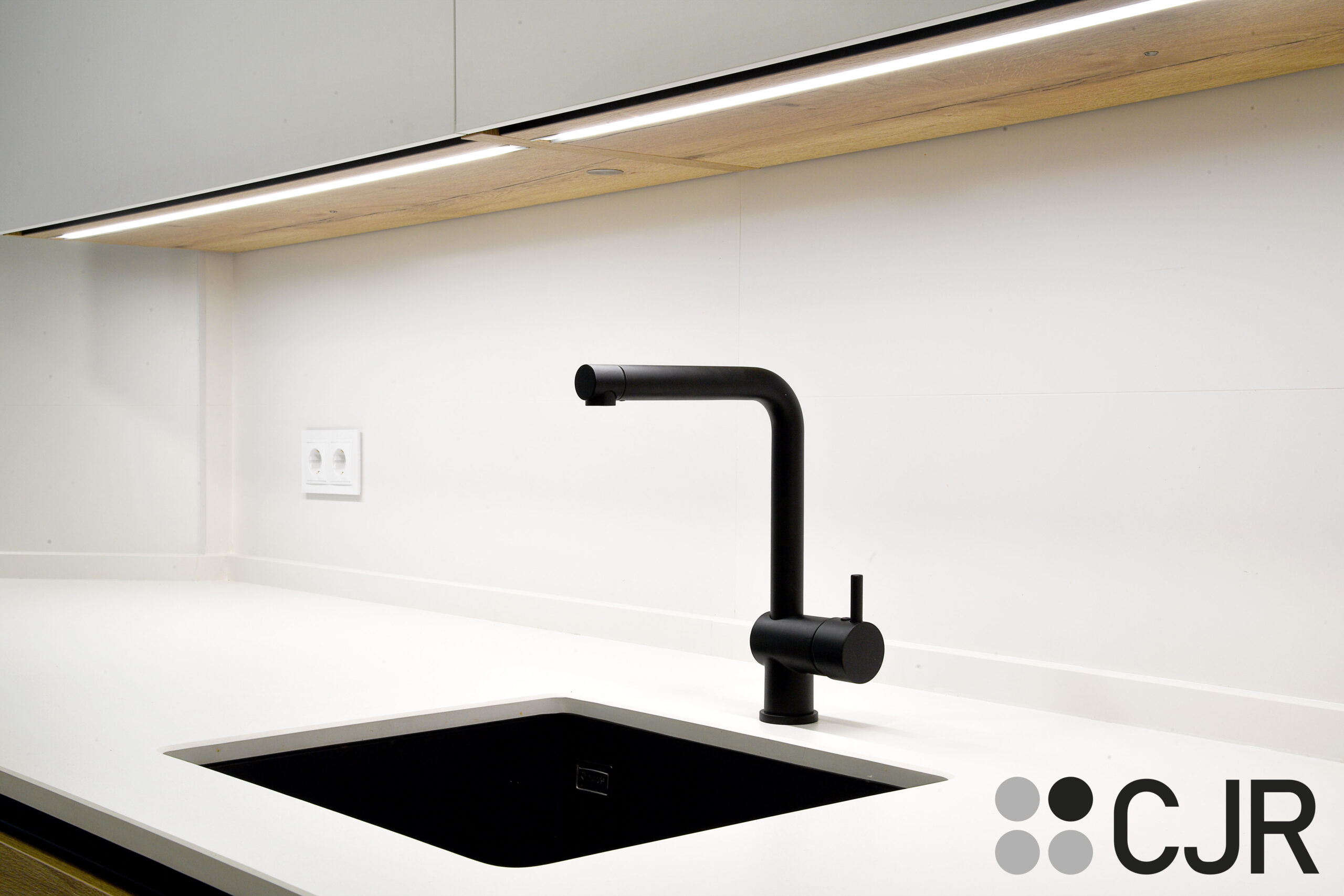 grifo en negro en encimera en dekton zenith en cocina blanca y madera cjr