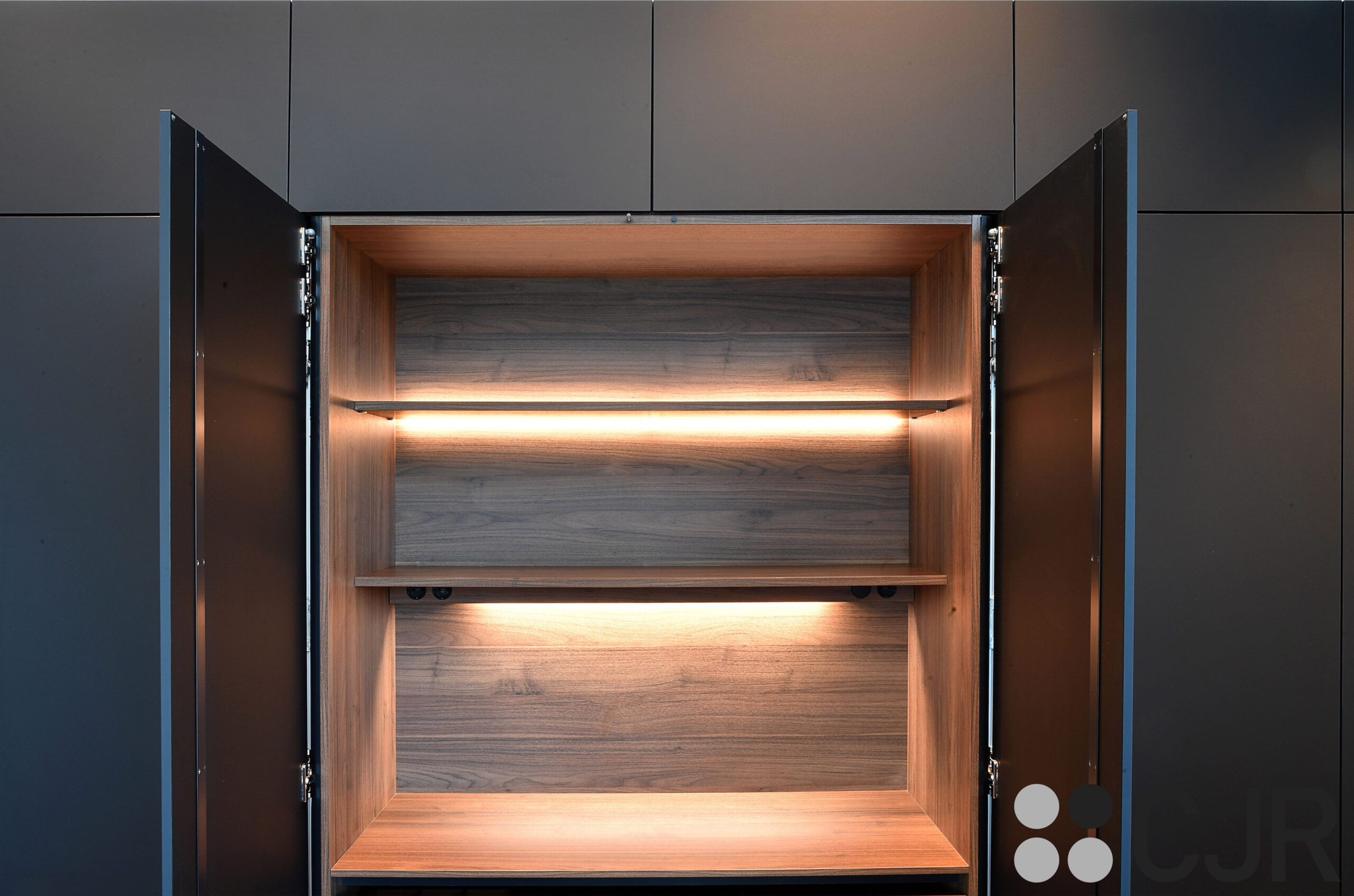 interior mueble iluminado madera cjr