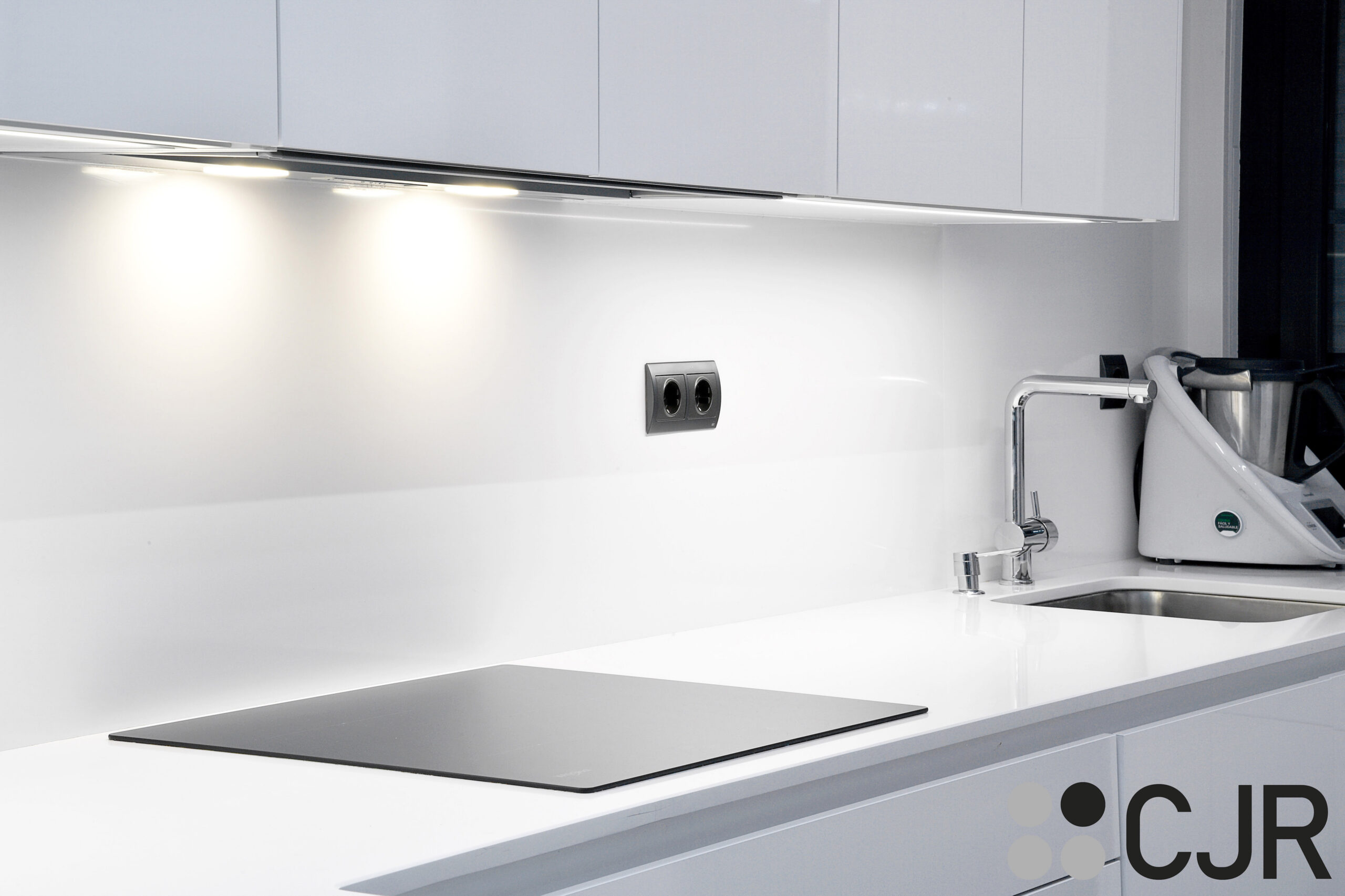 cocina blanca con campana elica y silestone blanco zeus cjr