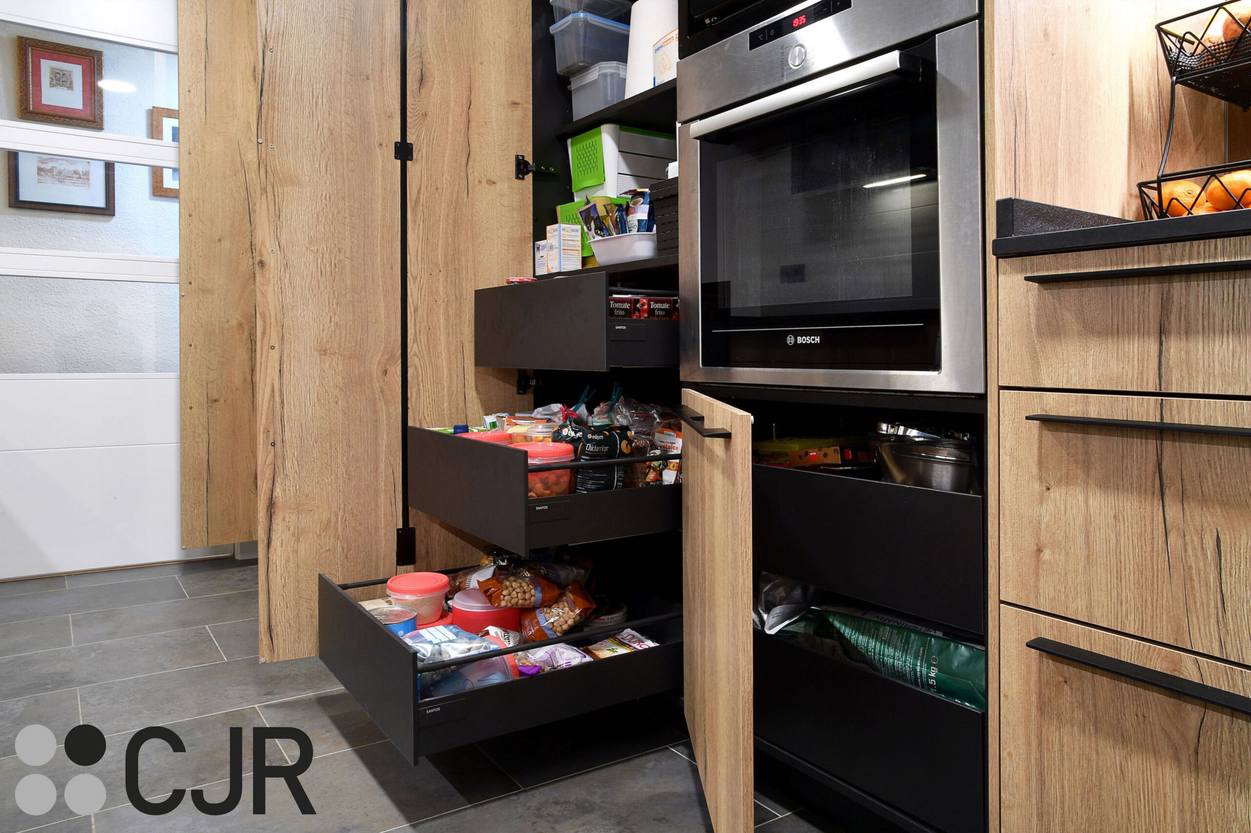 cocina con amplio espacio en madera y negro cjr