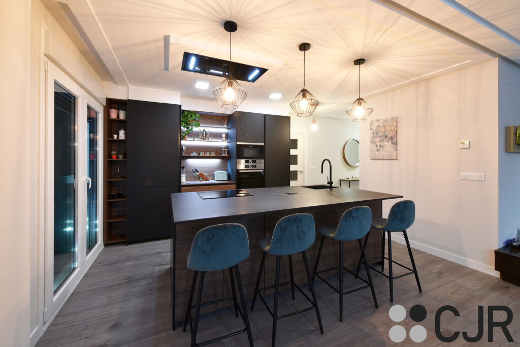 Cocina moderna con isla abierta al salón CJR | Cocinas CJR Santos