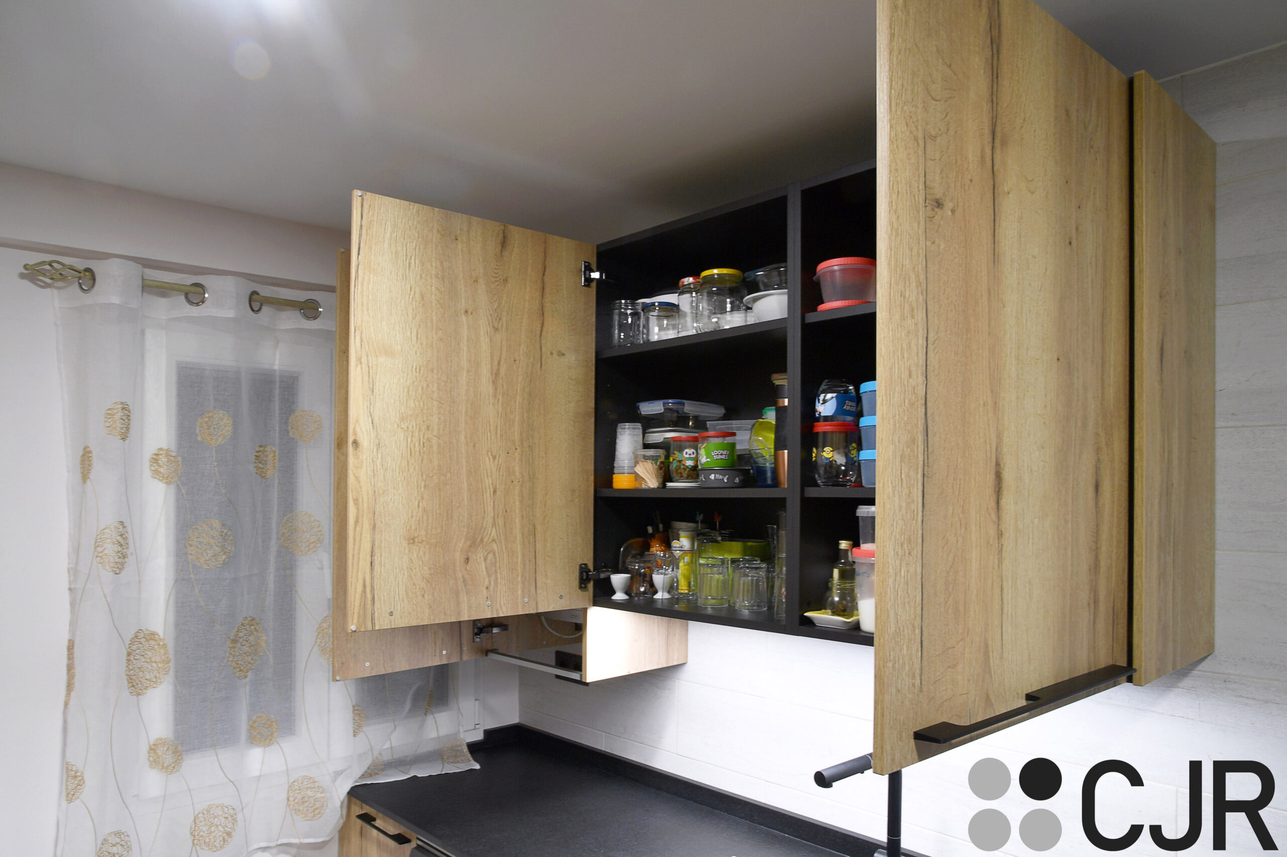 cocina moderna con amplio espacio en madera y negro cjr