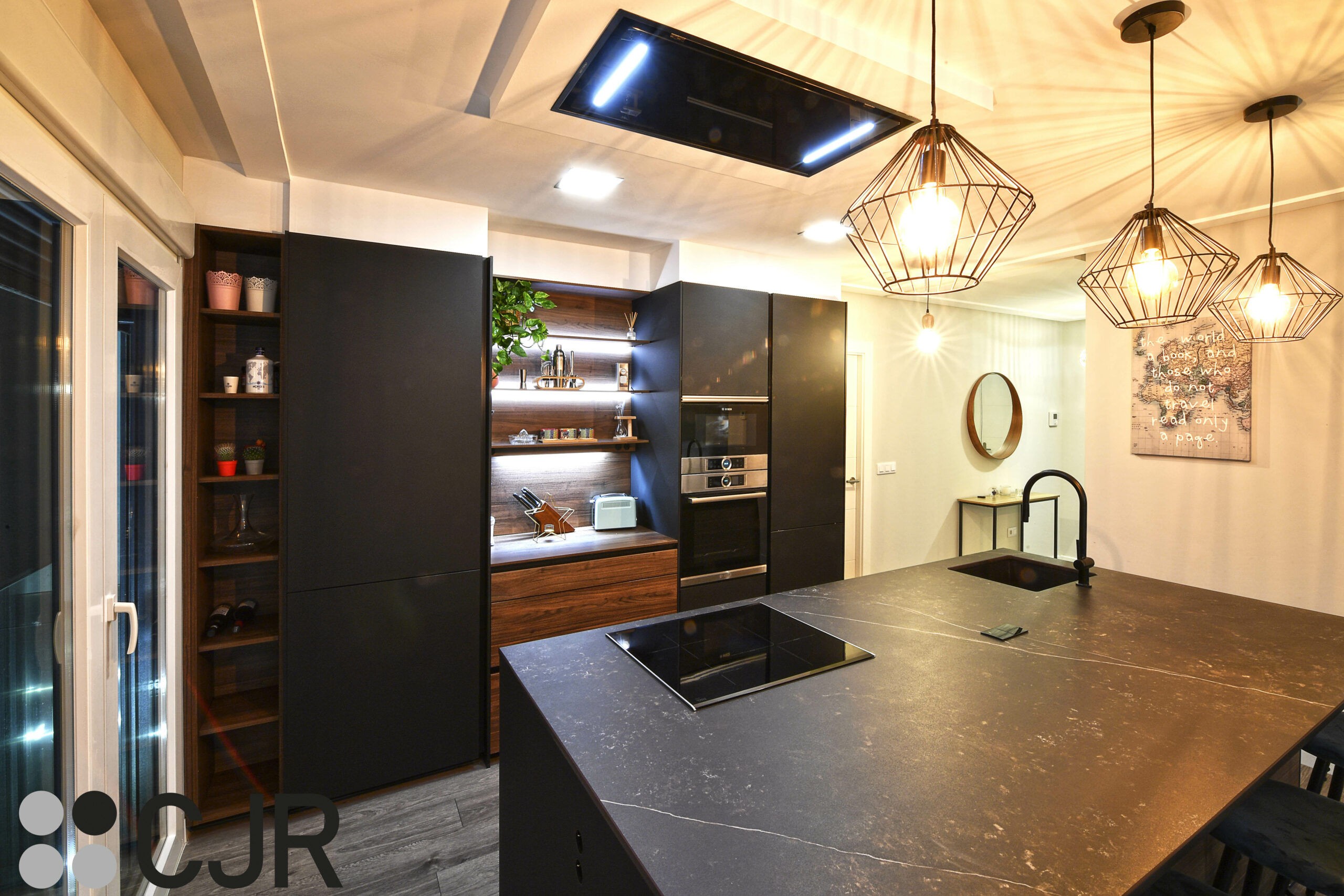 cocina moderna con isla abierta al salón en negro y madera cjr
