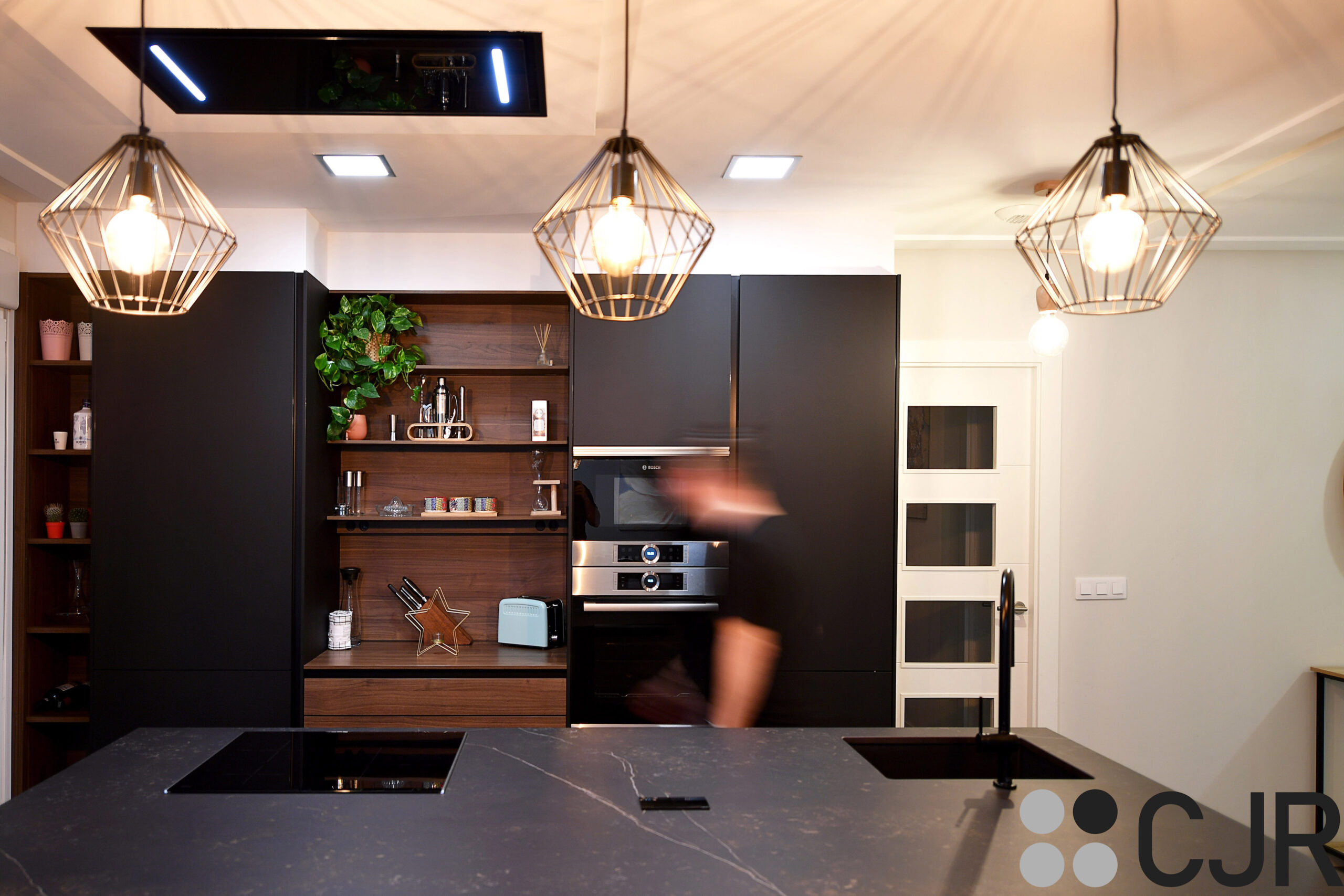 daniel colino en cocina moderna con isla abierta al salon cjr