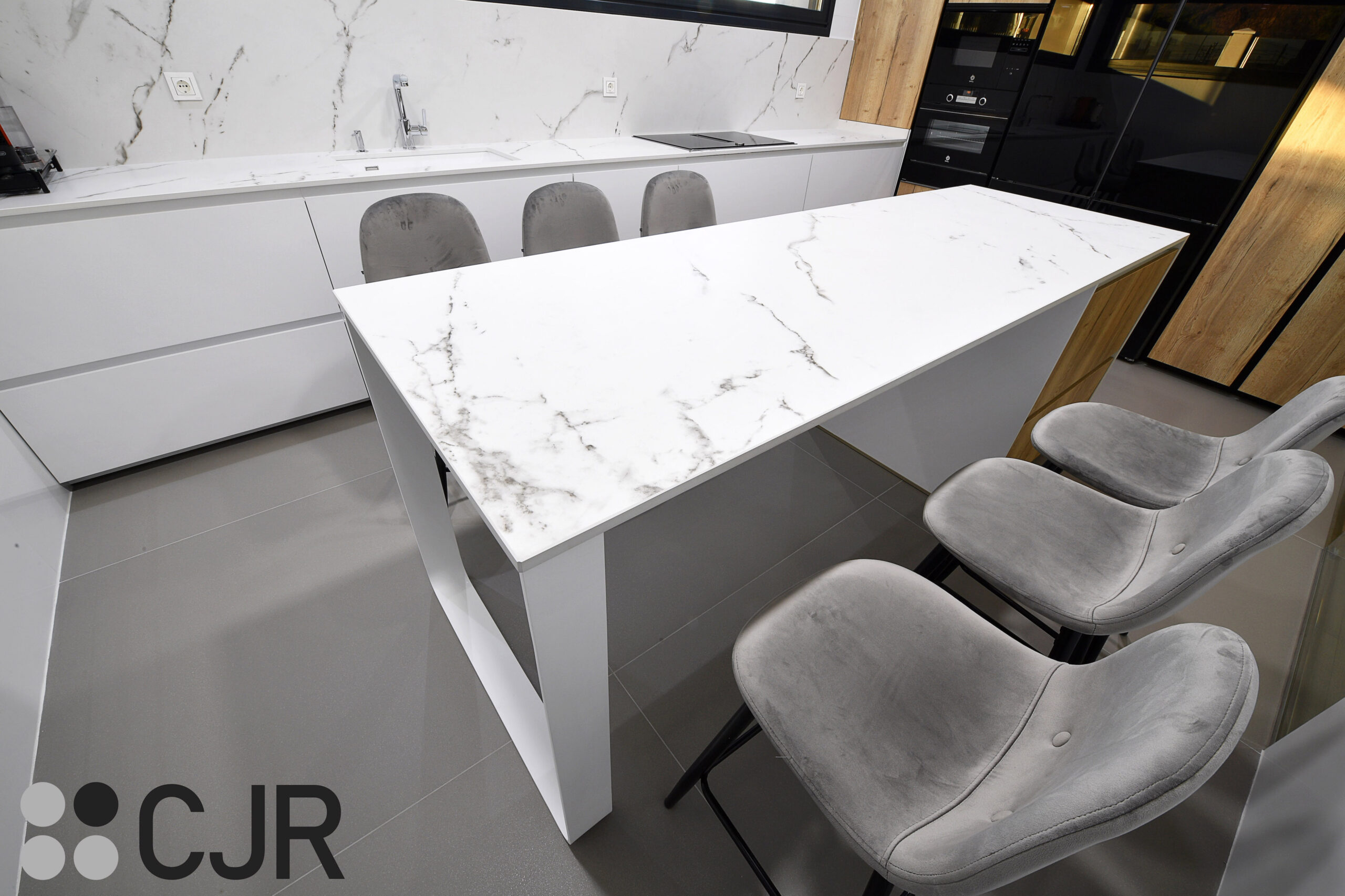 Cocina pequeña blanca dekton kairos en U con mesa CJR