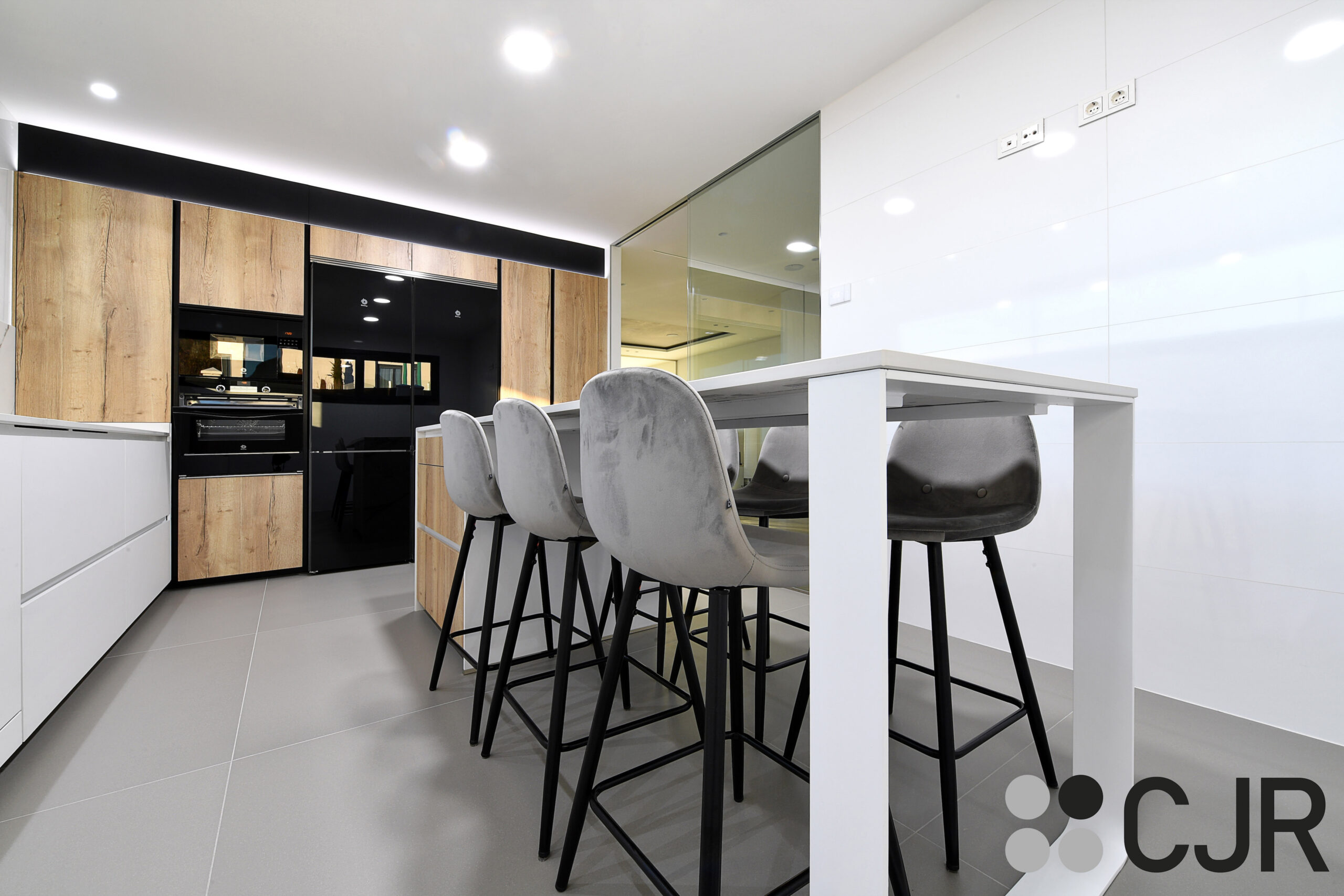 barra de cocina en dekton kairos con taburetes grises cjr