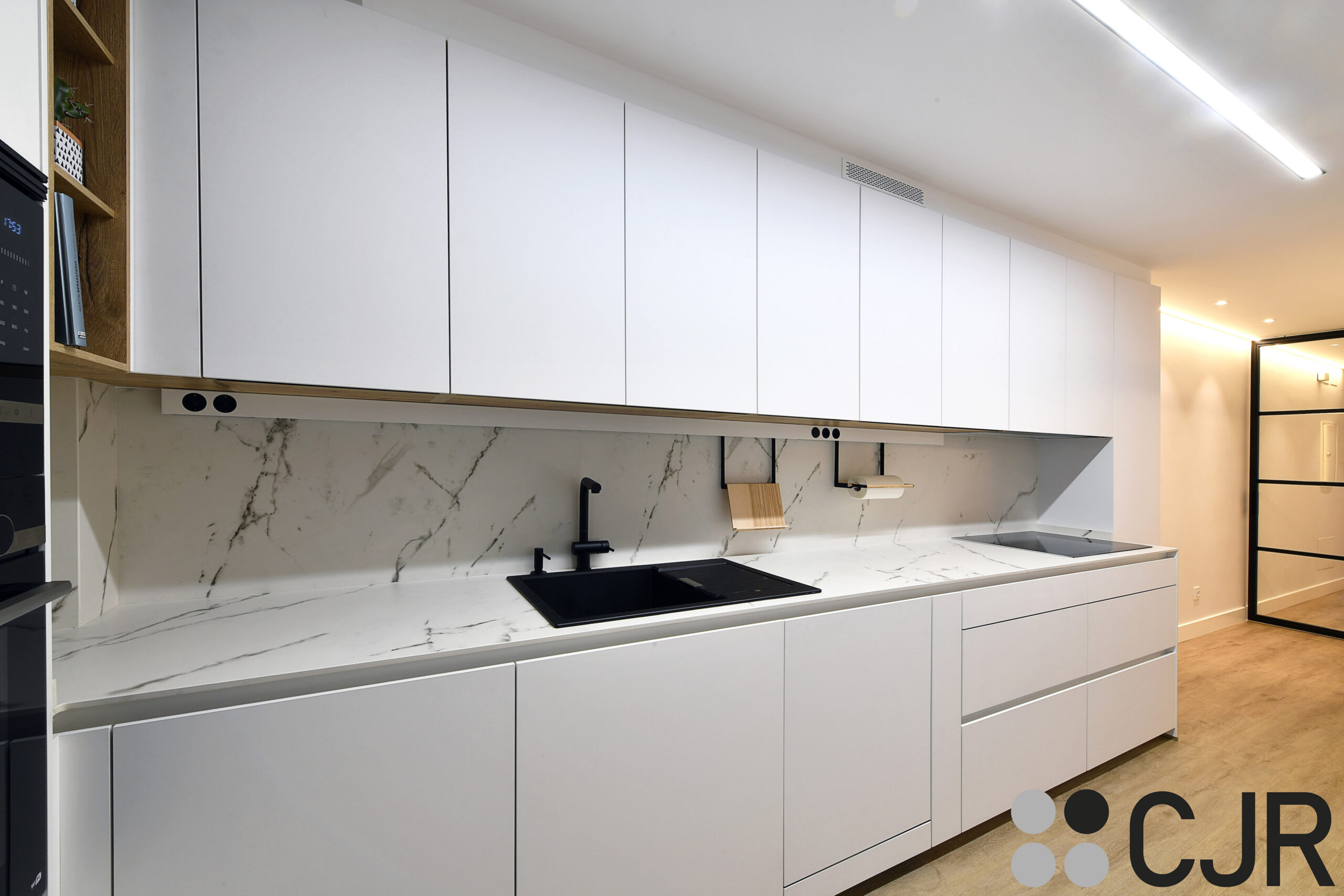 cocina alargada en blanco moderna cjr