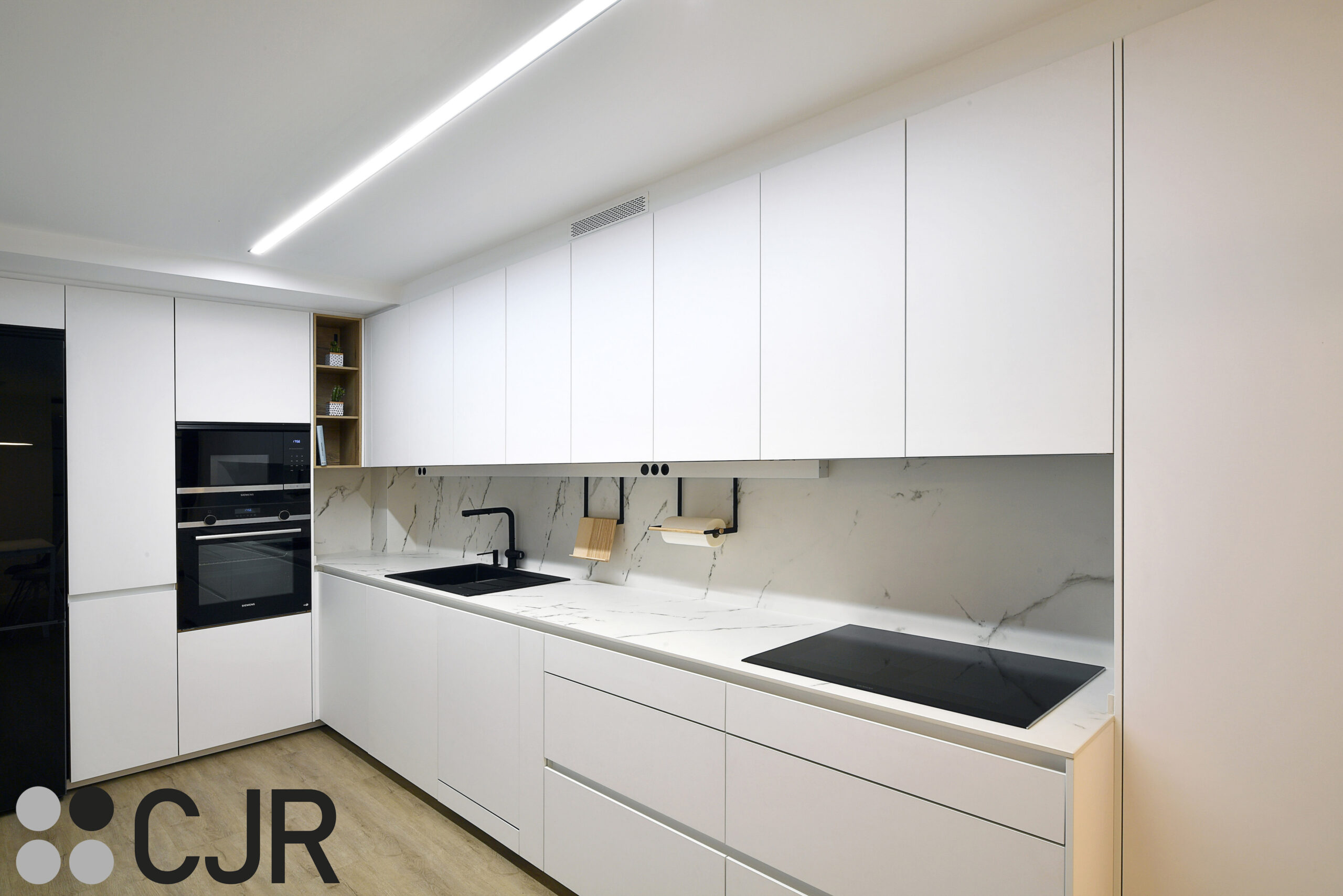 cocina blanca alargada moderna electrodomesticos en negro cjr