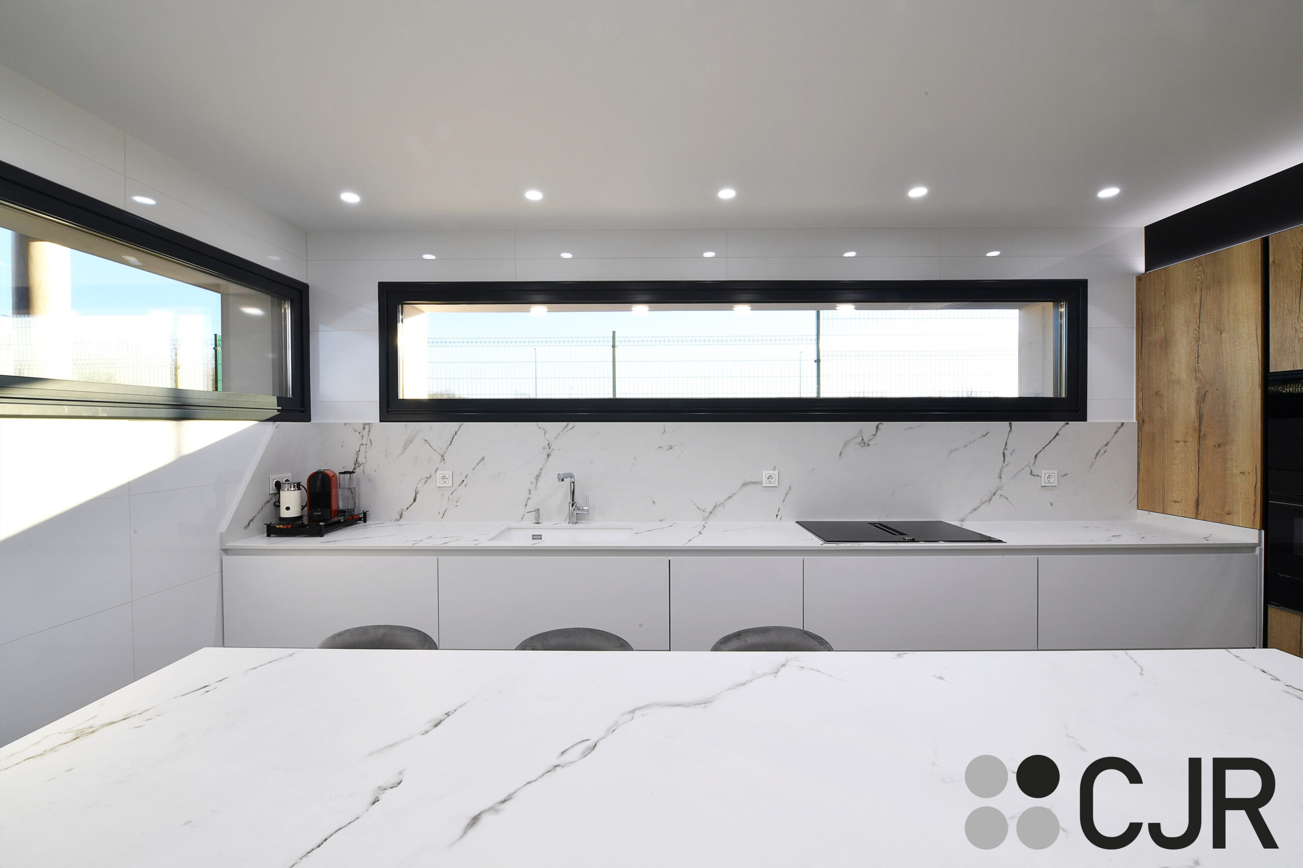 Cocina pequeña blanca dekton kairos en U con mesa CJR