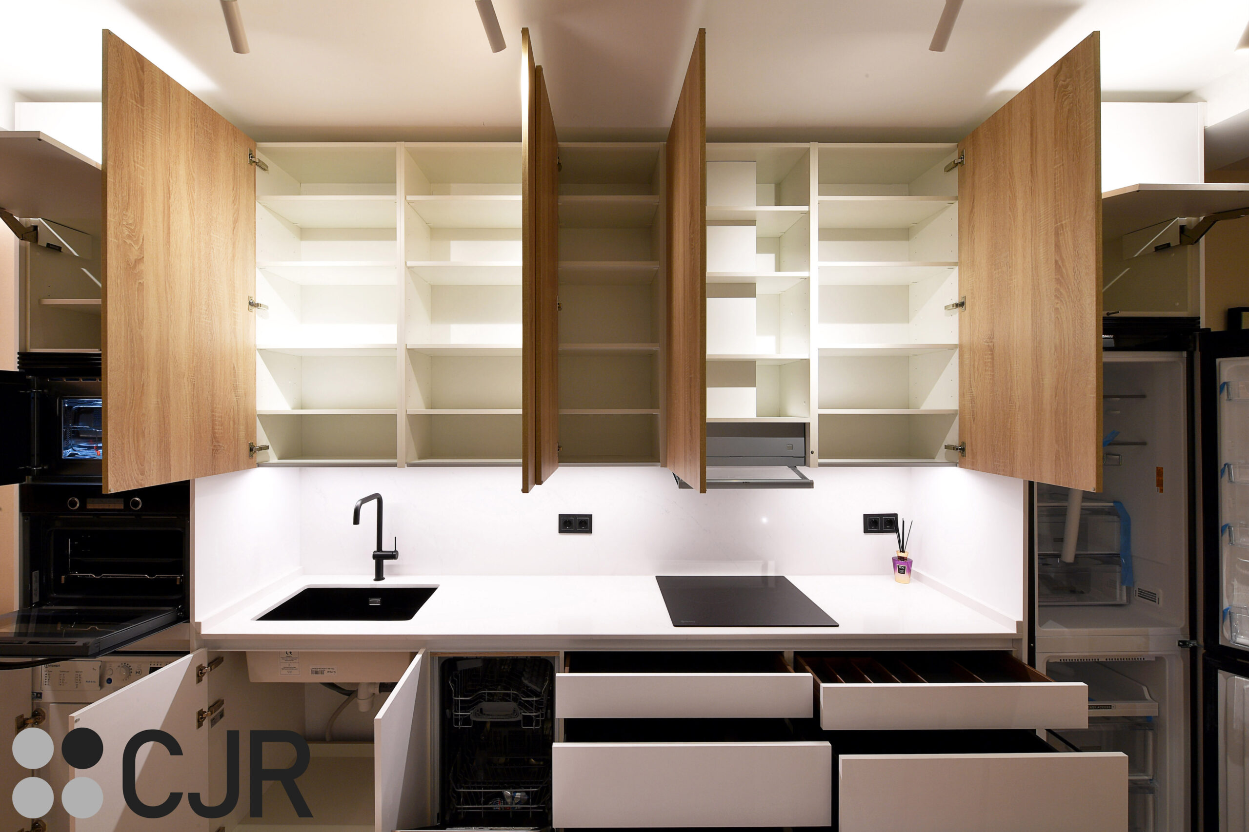 cocina blanca mate y madera con muebles muy altos cjr