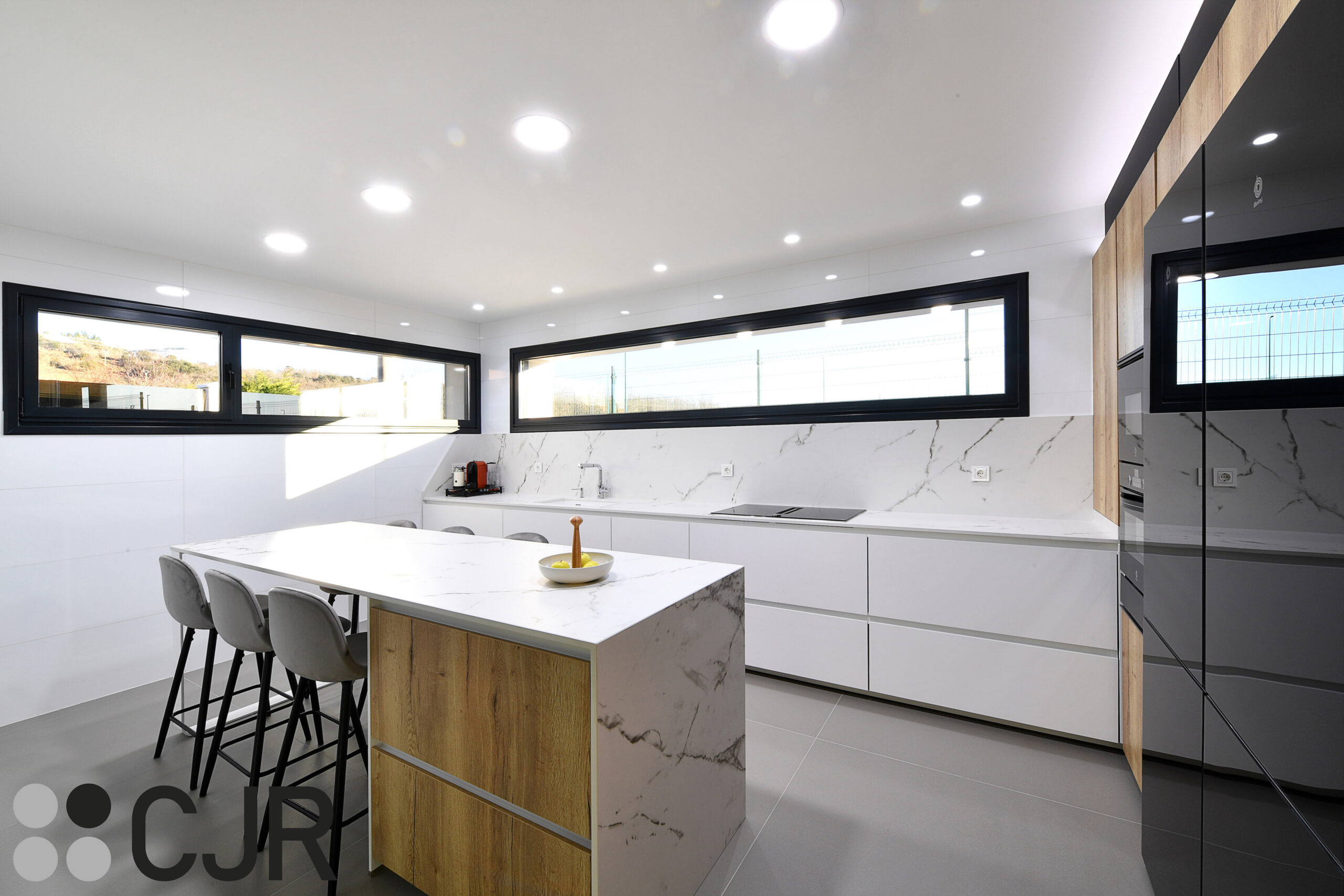 cocina con isla dekton kairos y madera cjr