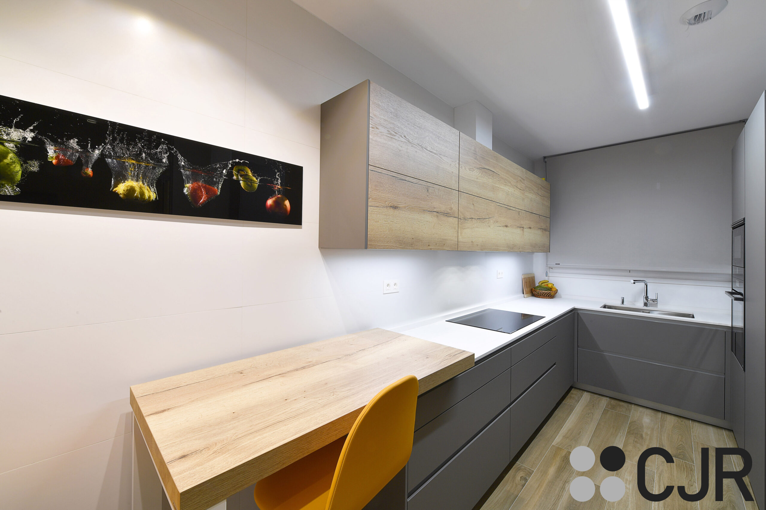 cocina en u moderna gris y madera cjr