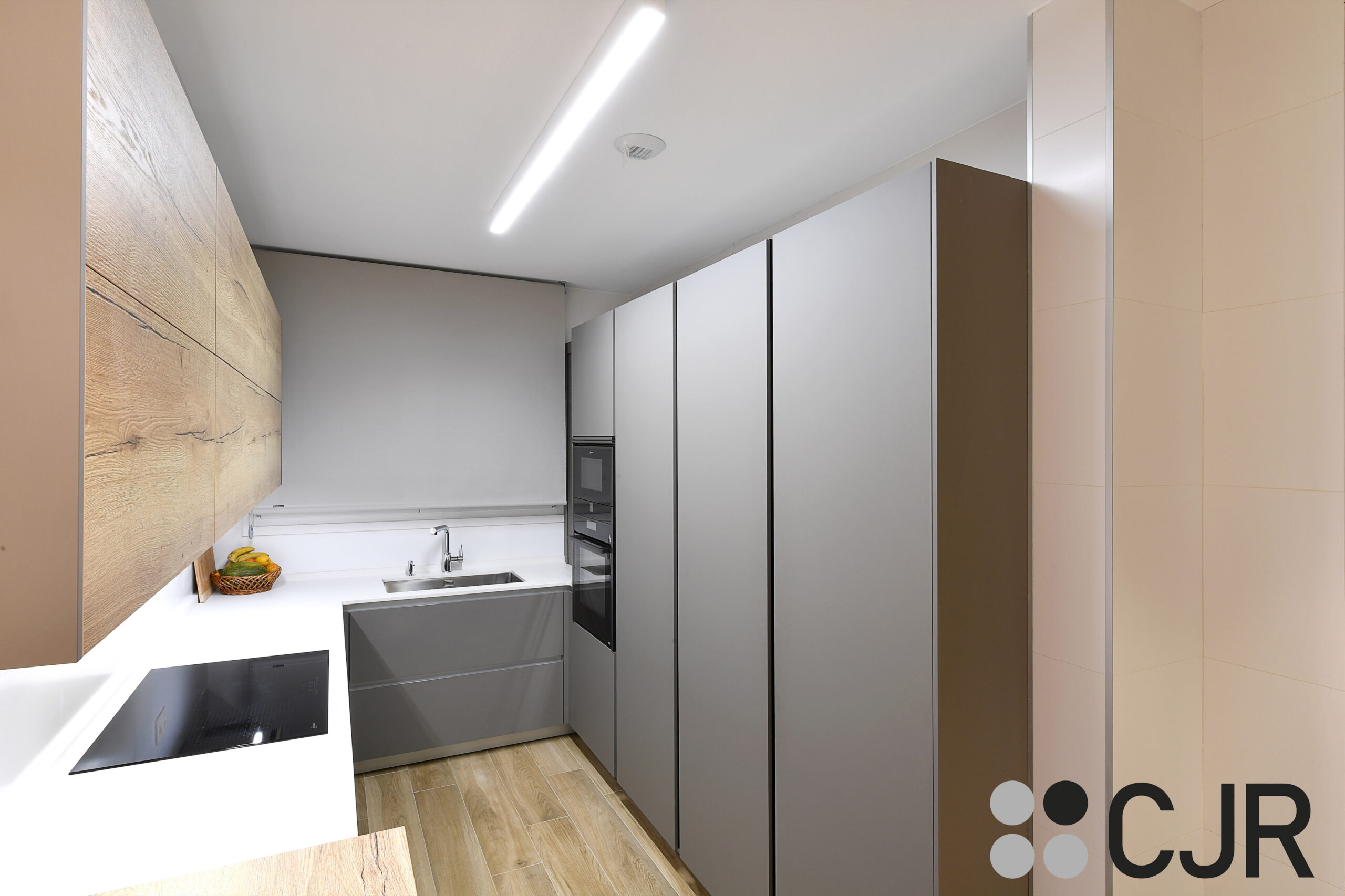 cocina gris y madera en u cjr