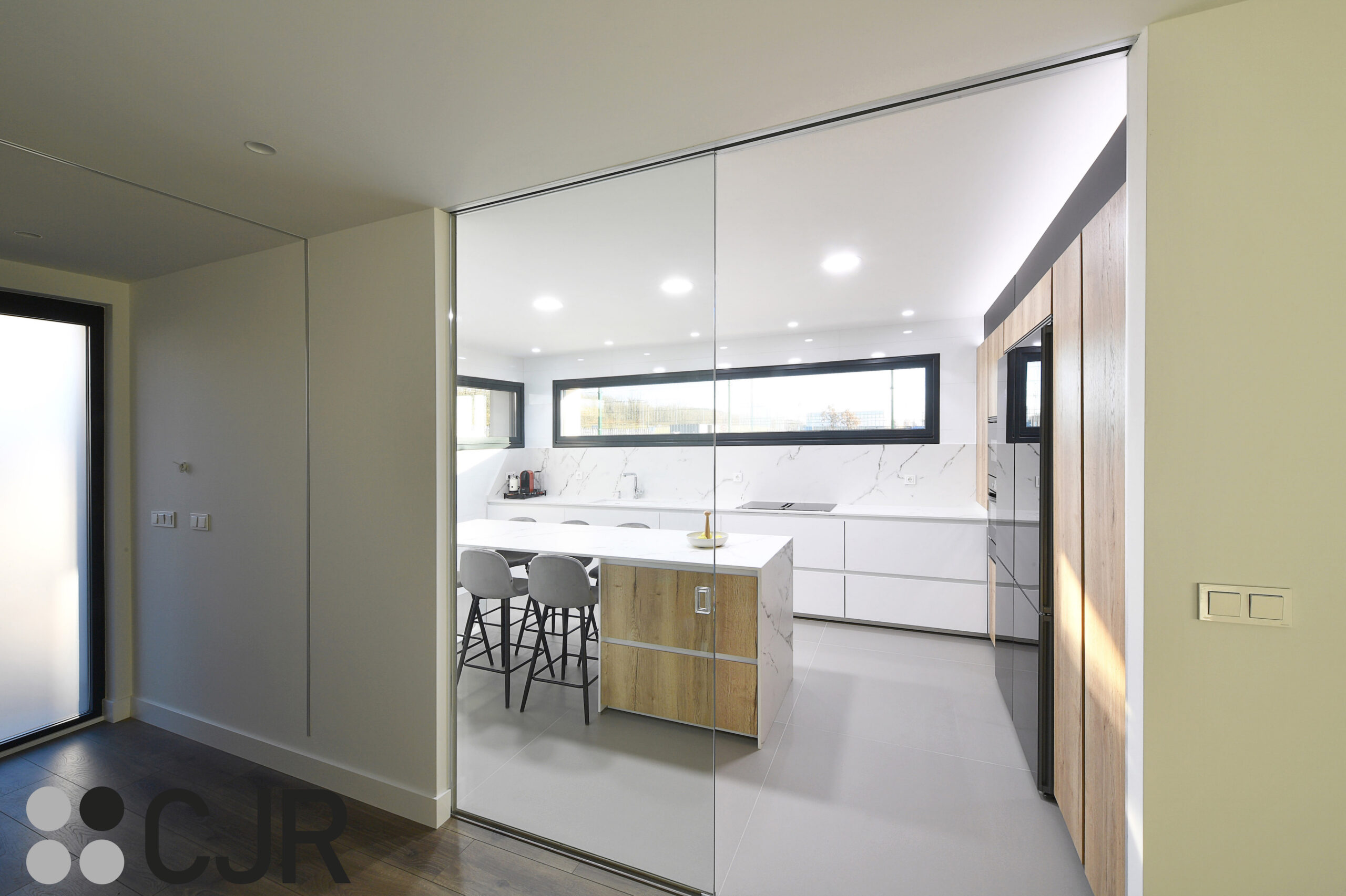 Cocina pequeña blanca dekton kairos en U con mesa CJR