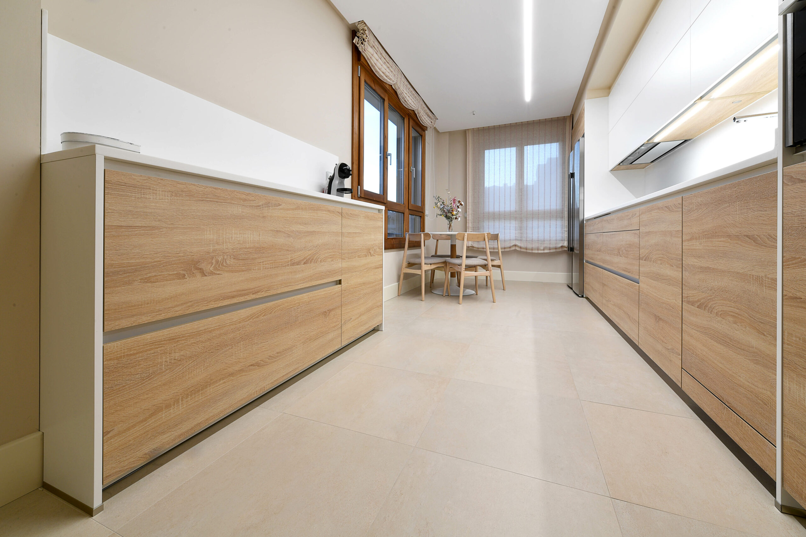 cocina madera y blanca moderna cjr