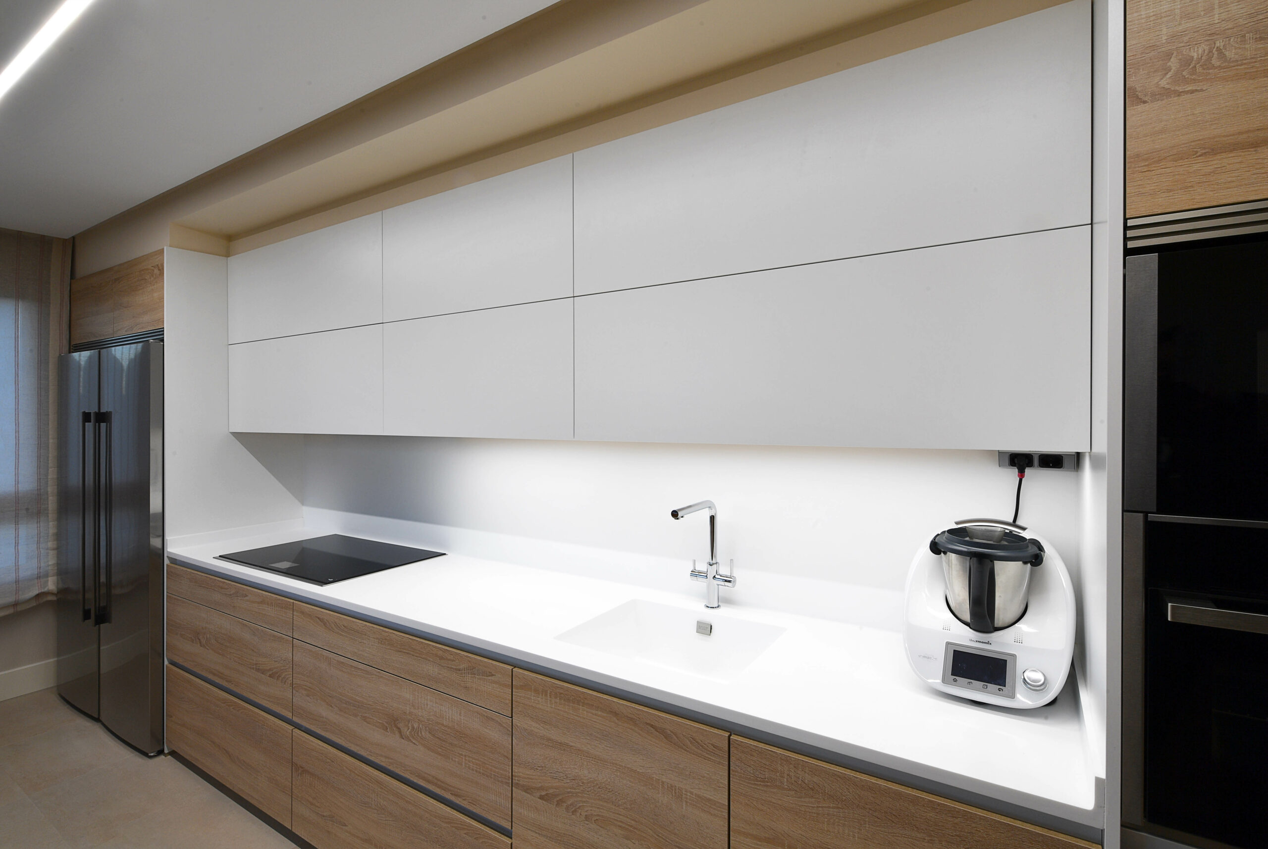 cocina madera y blanco moderna cjr