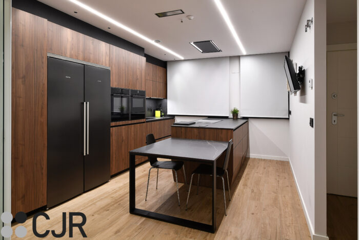 cocina madera y negro en passive house cjr