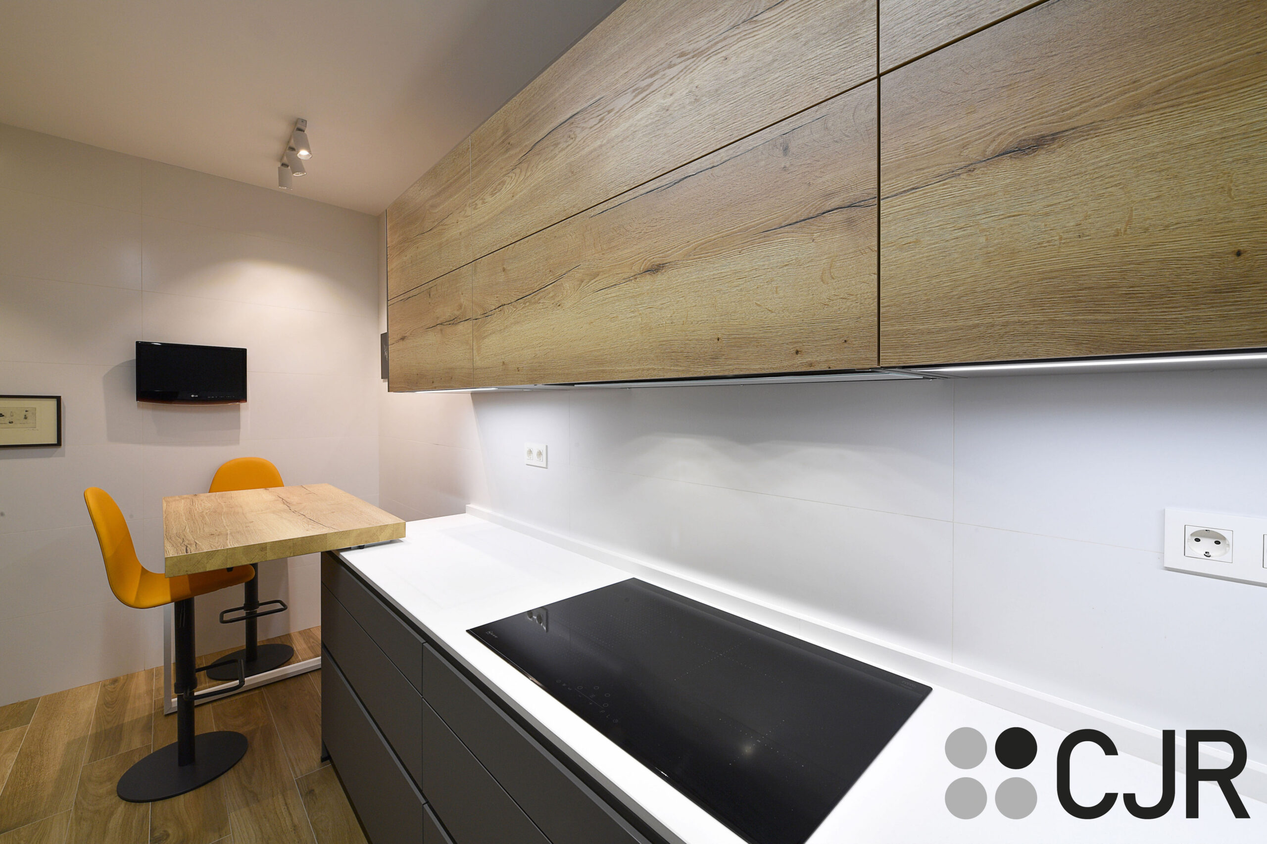 cocinas grises modernas en u con barra movil madera cjr