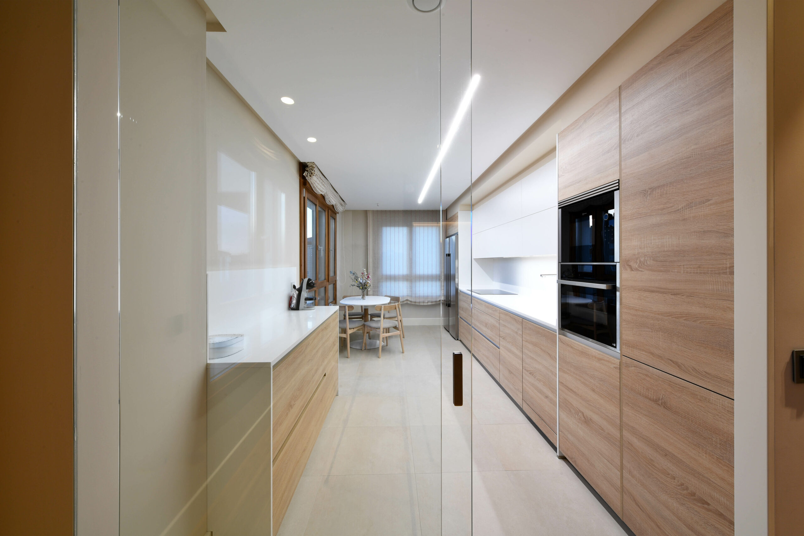 cocinas modernas blanco y madera cjr