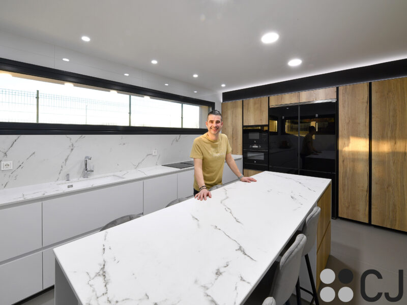 daniel colino cocinas dekton kairos y madera con isla cjr