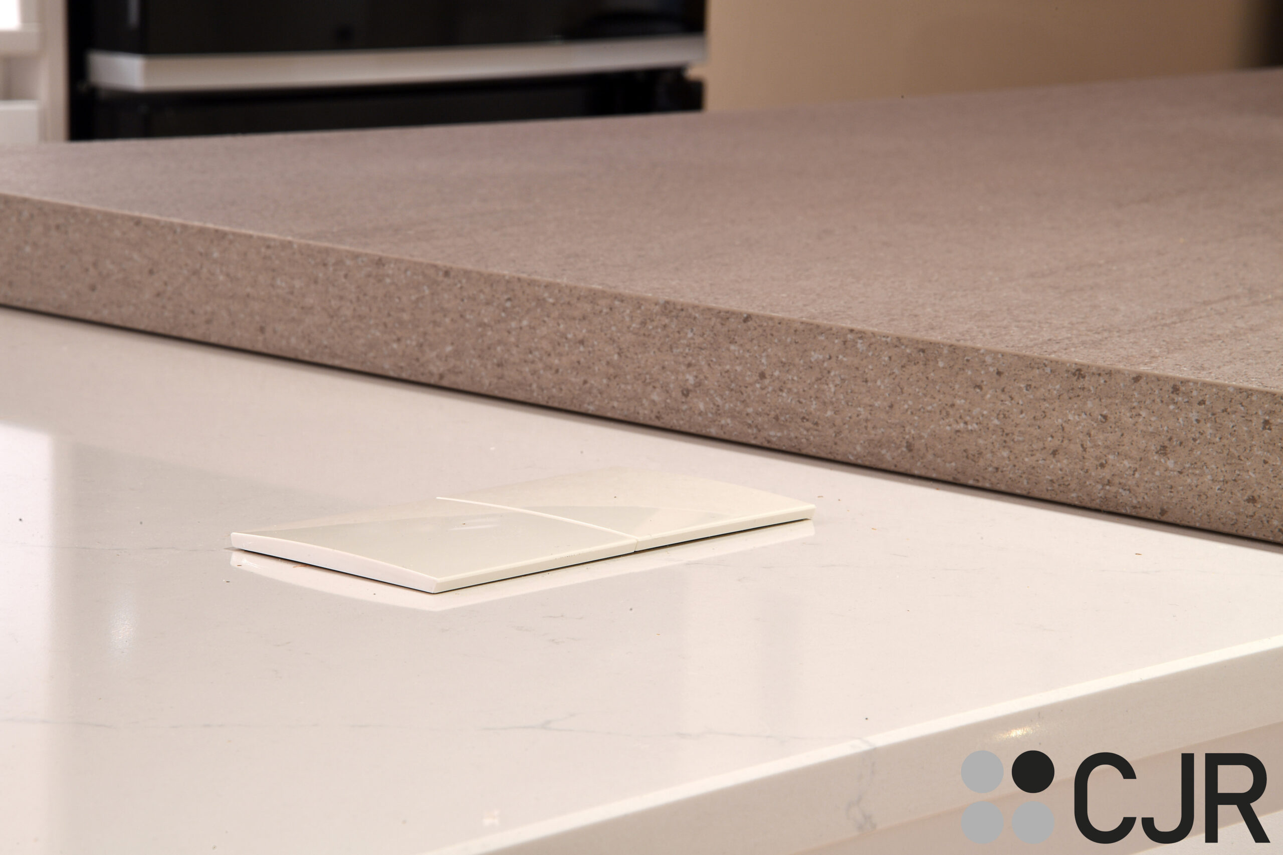 enchufe blanco sobre encimera silestone cjr