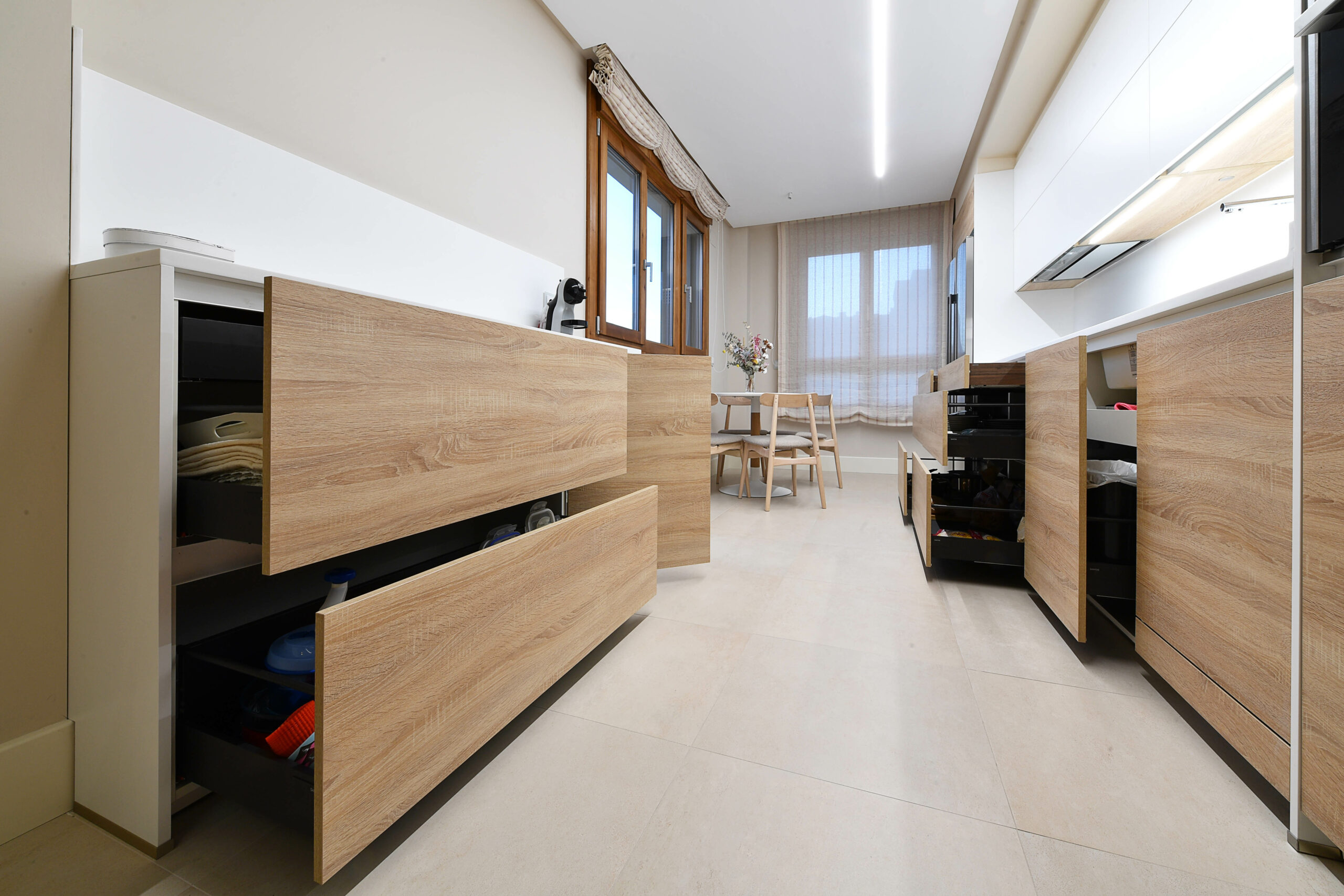 gavetas en madera y negro en cocina moderna blanca y madera cjr