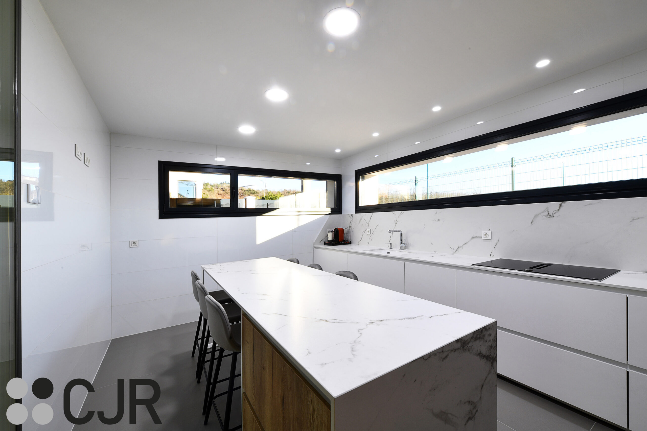 isla de cocina con encimera dekton kairos y madera cjr