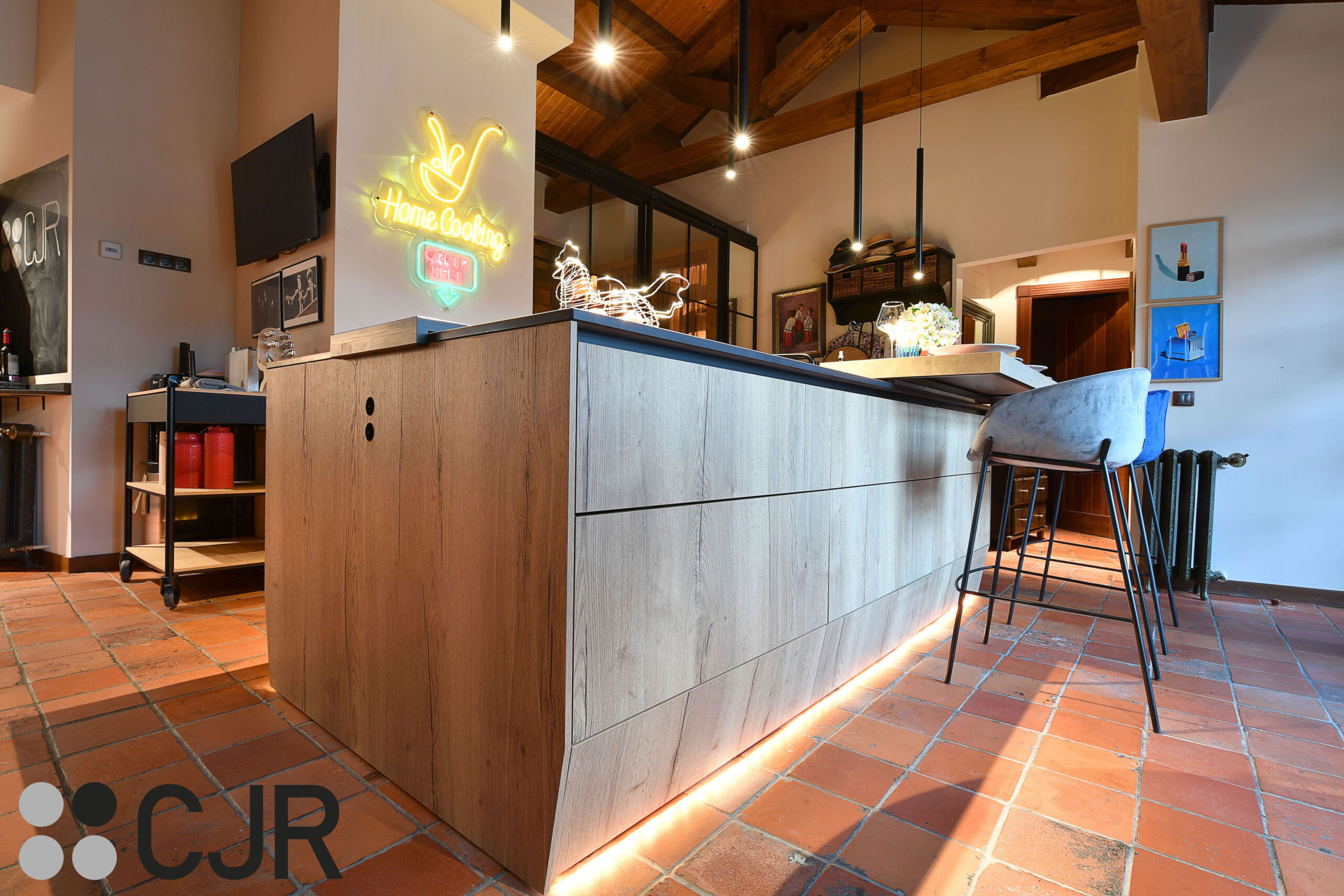 isla madera y dekton kaurent en cocina gris cjr