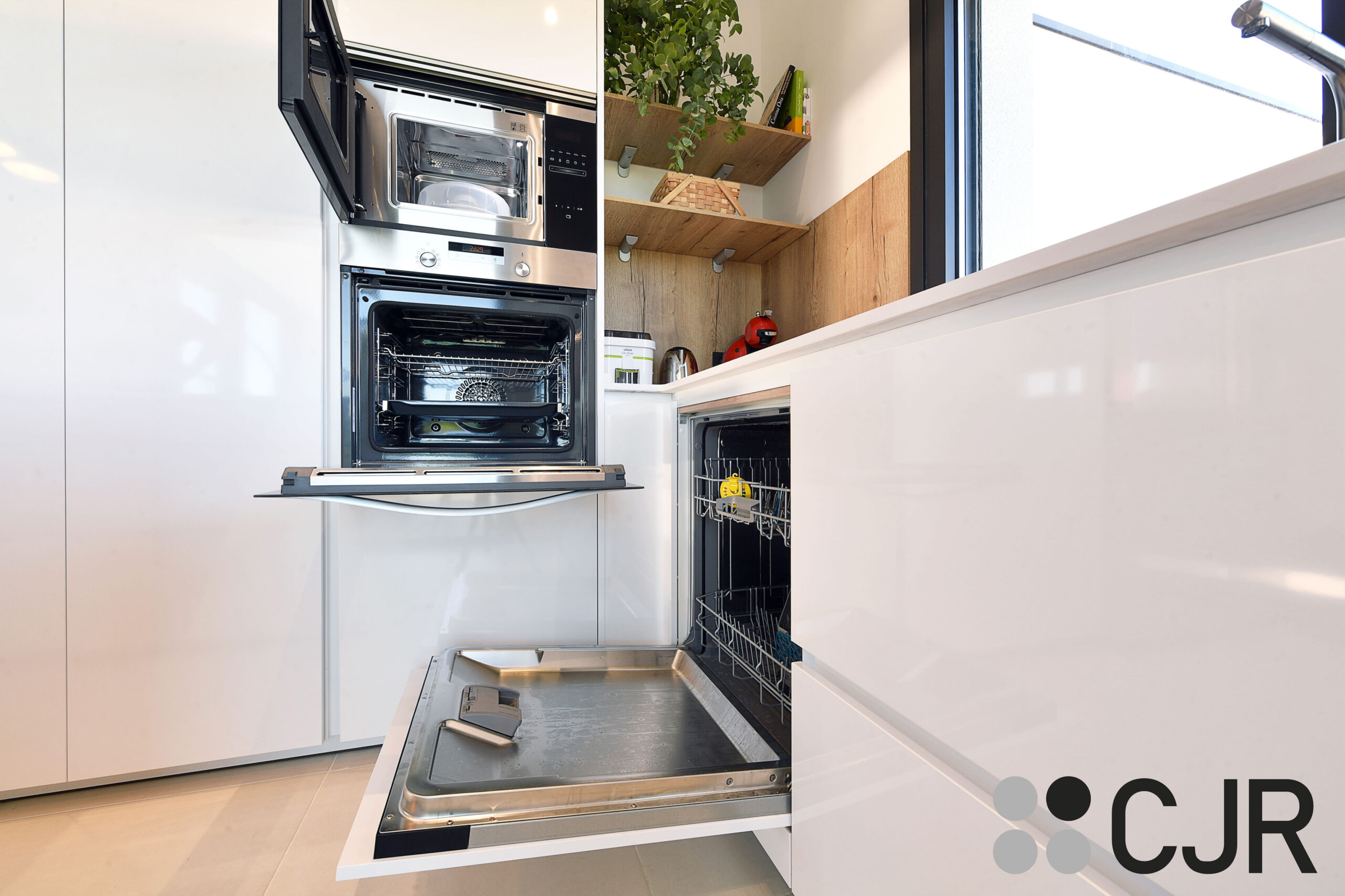 lavavajillas integrado microondas y horno en cocina blanca cjr