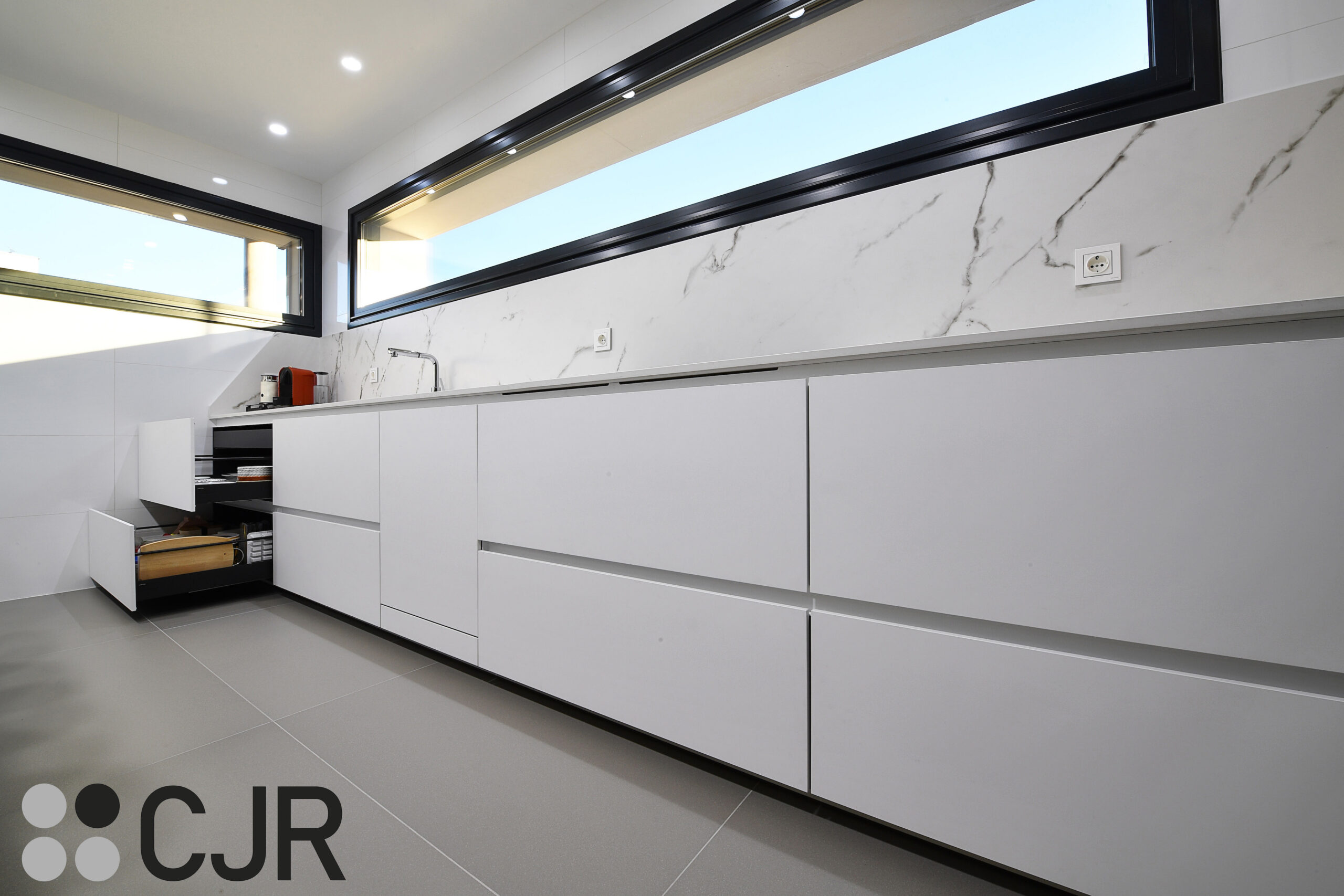 mueble bajo extraible cocina en blanco y negro cjr