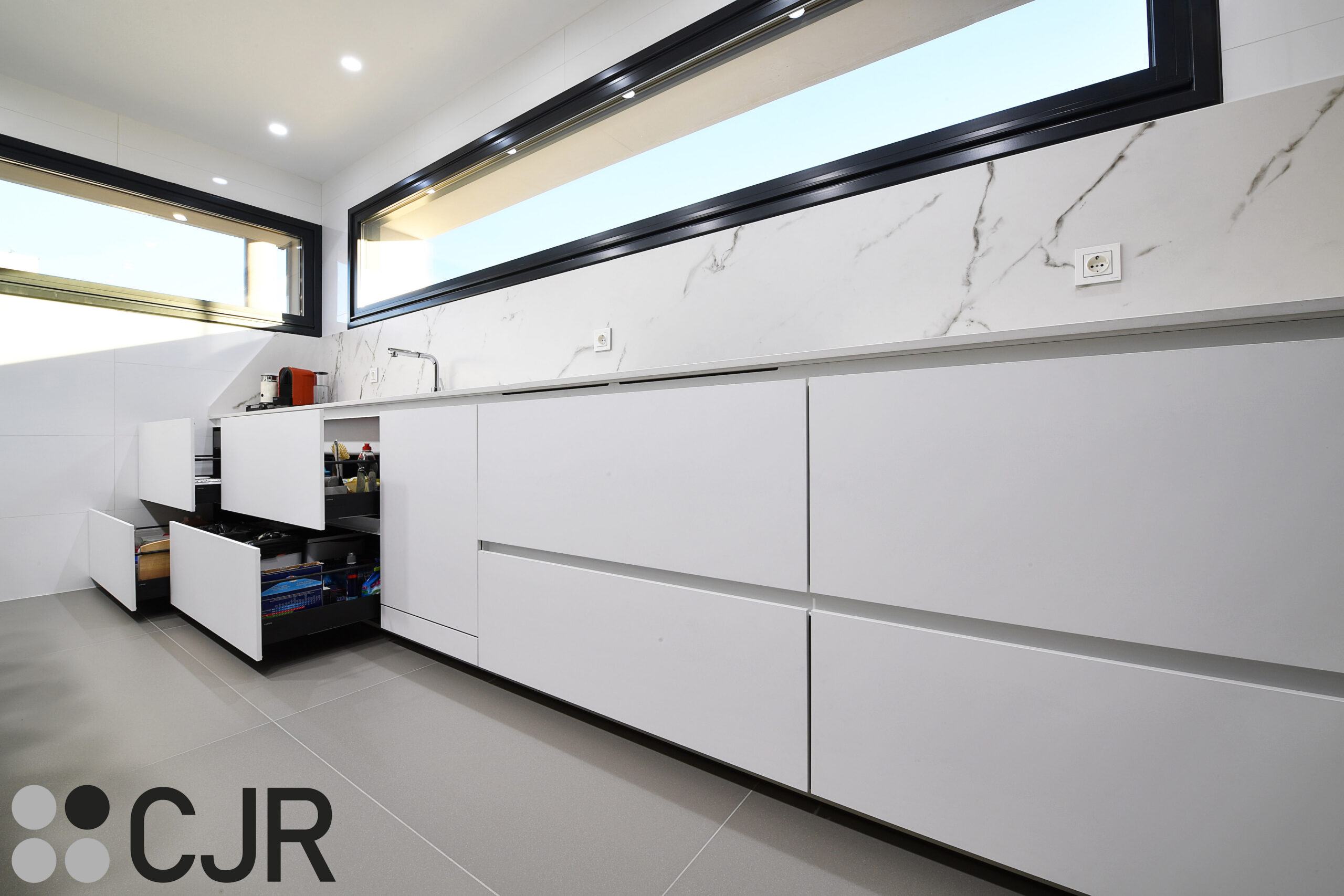 mueble bajo fregadero de cocina en blanco y negro cjr