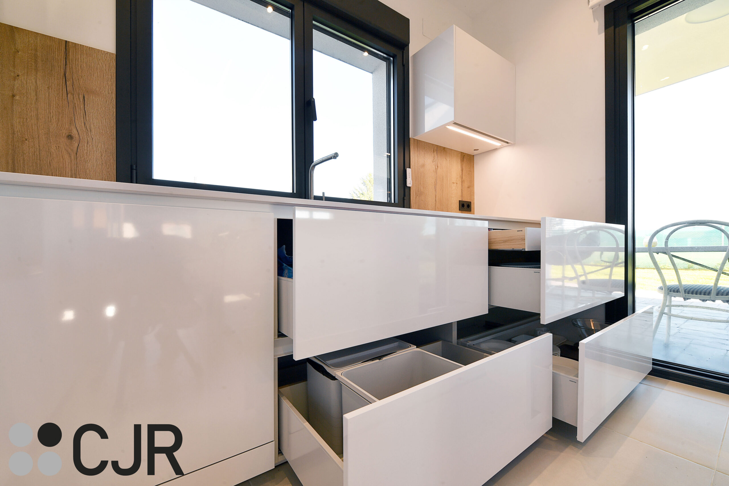 muebles bajos amplios de cocina en blanco cjr