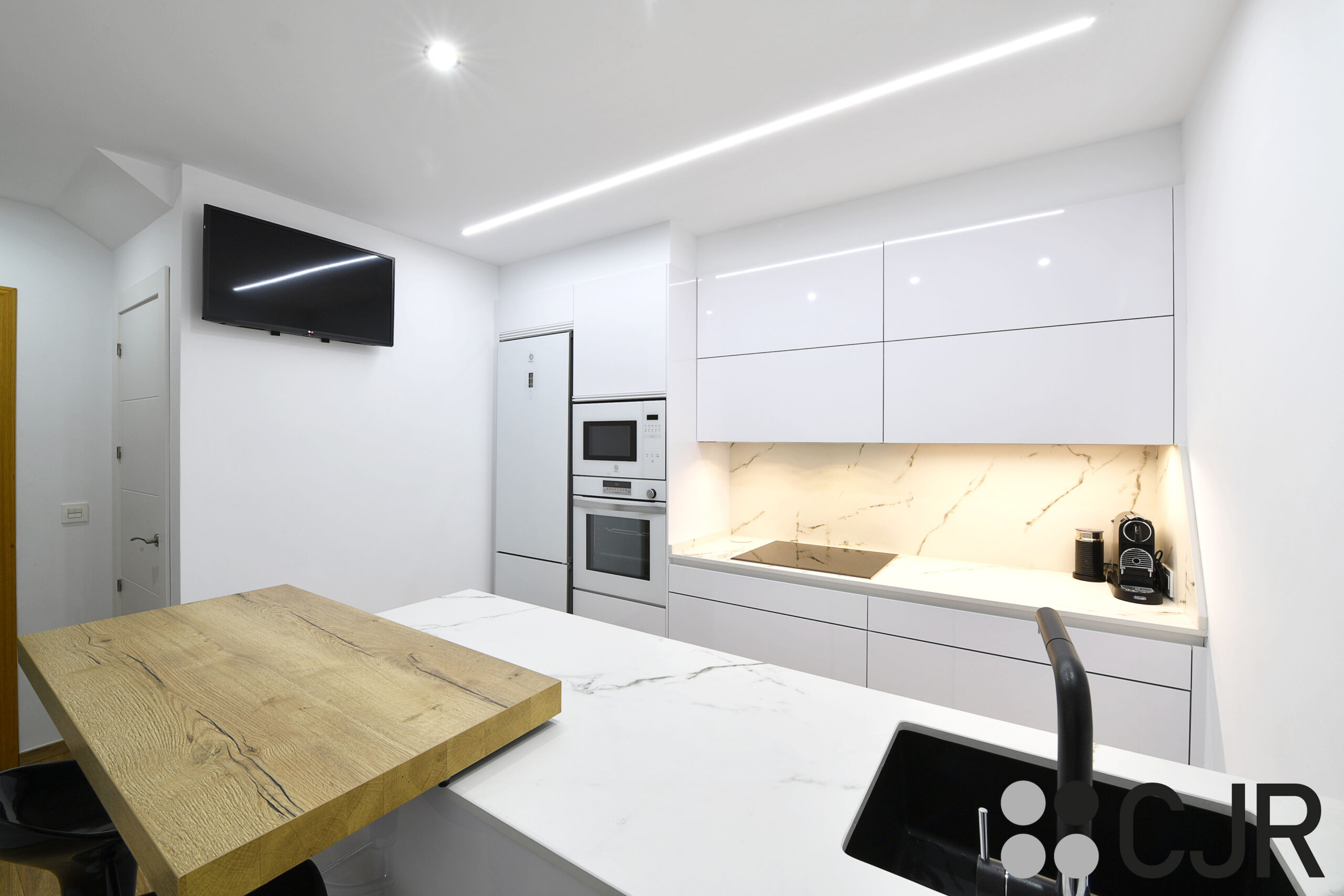 cocina blanca con barra movil de madera cjr