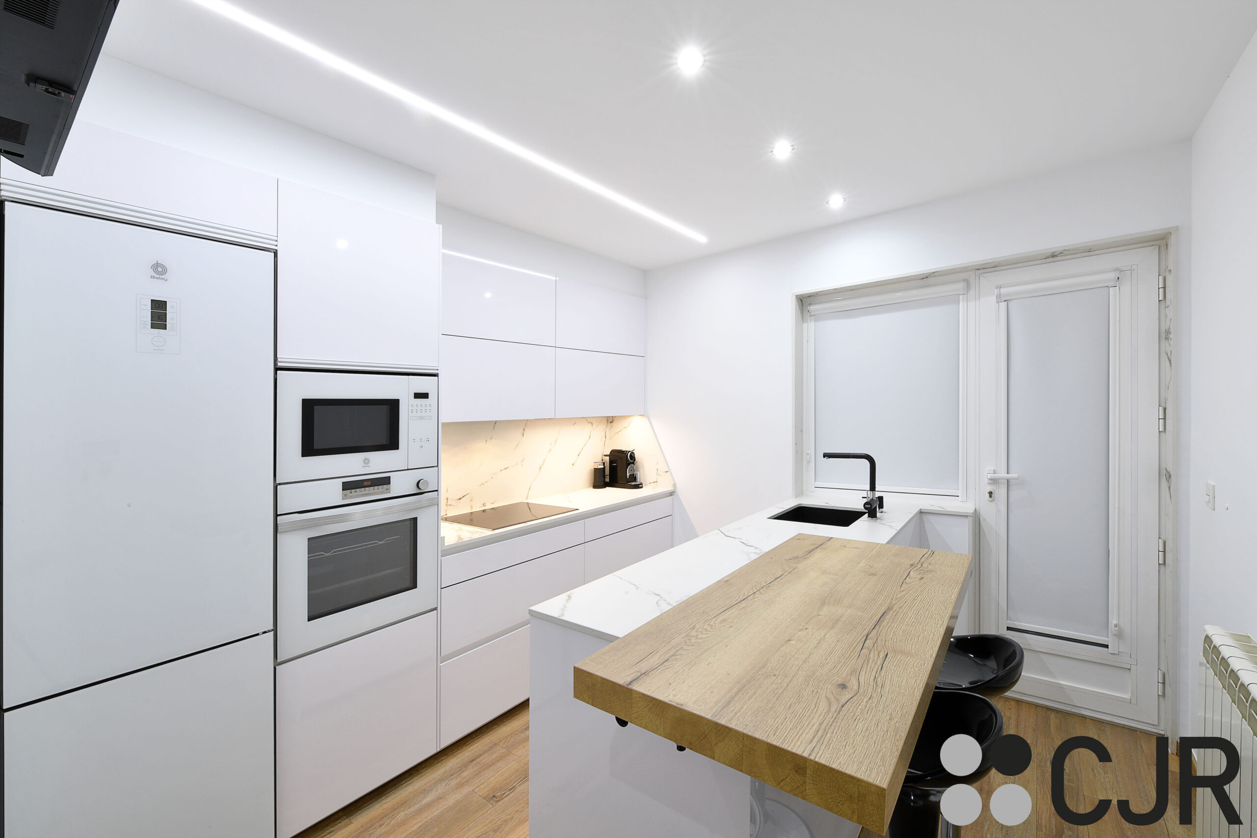 cocina blanca con barra movil de madera cjr