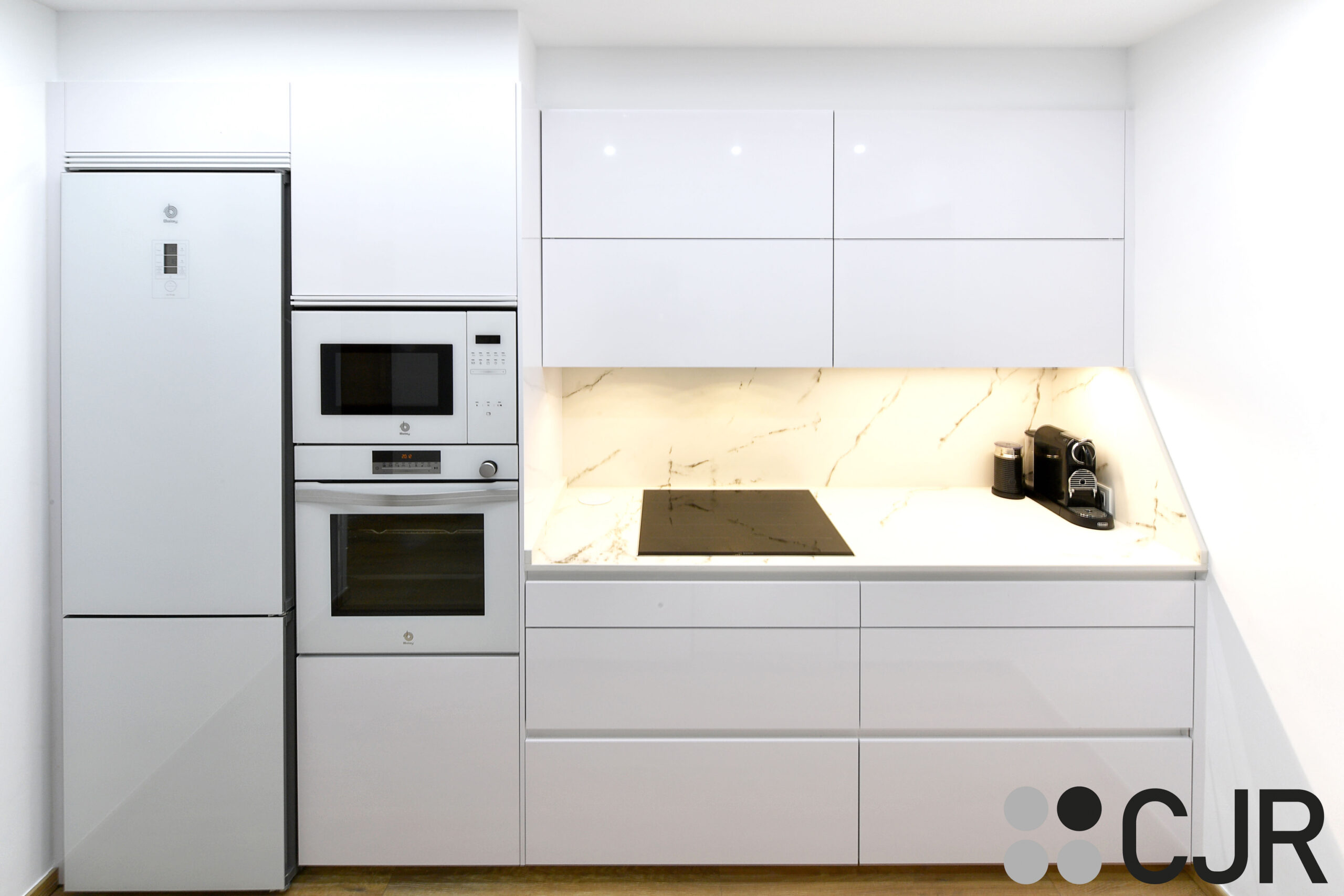 cocina blanca con dekton y electrodomesticos en cristal blanco cjr