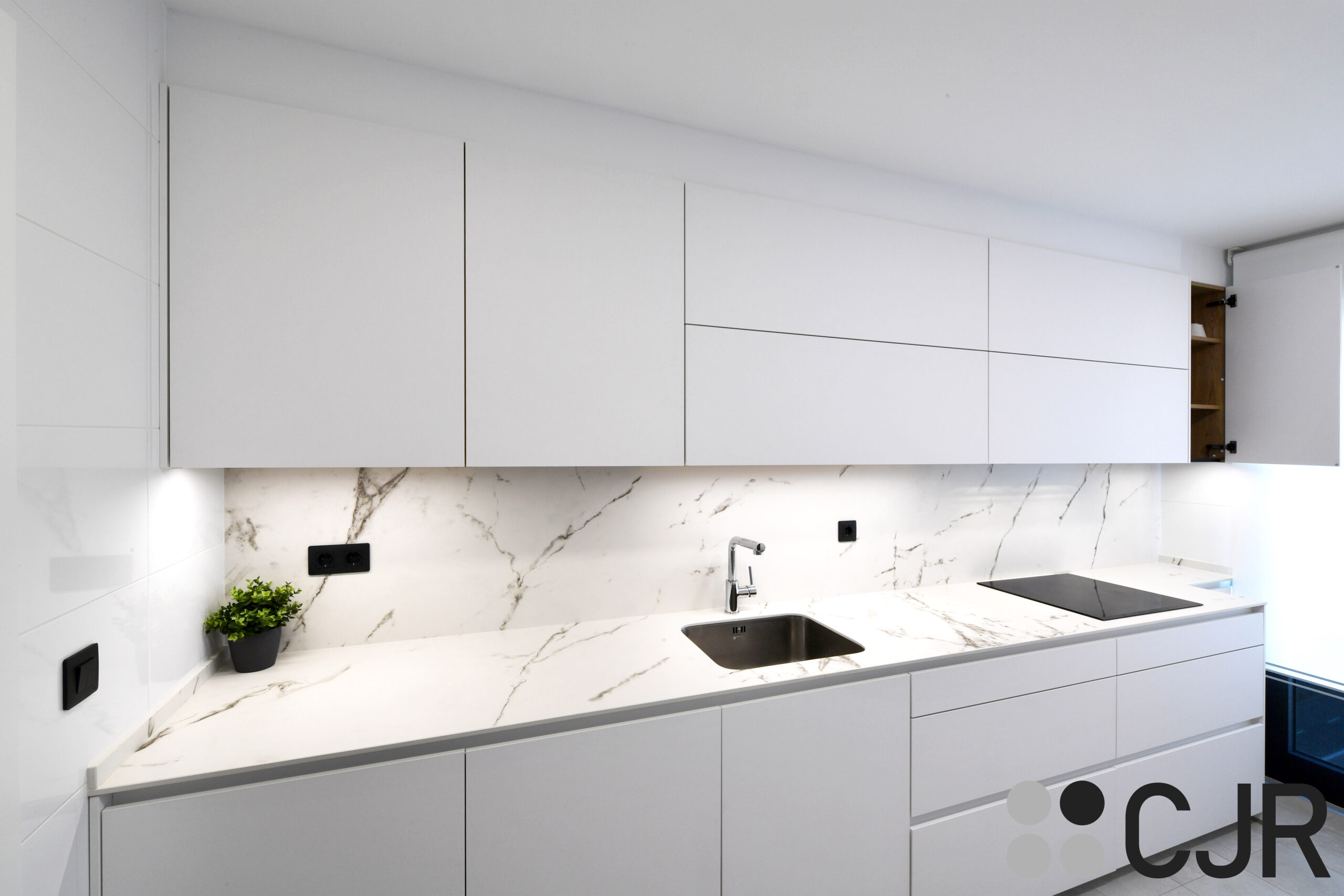 cocina blanca con encimera dekton kairos cjr