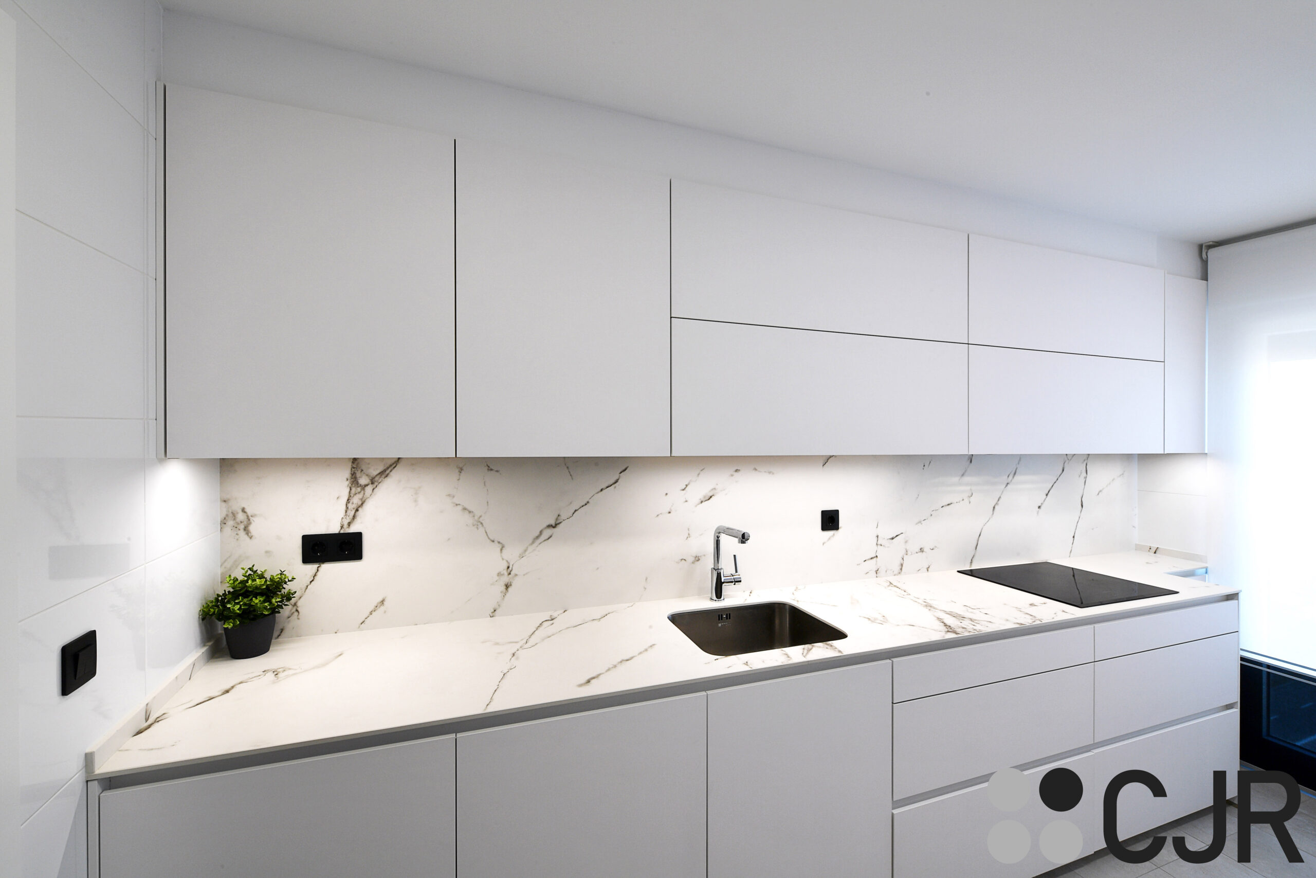 cocina blanca en dos frentes con dekton kairos cjr