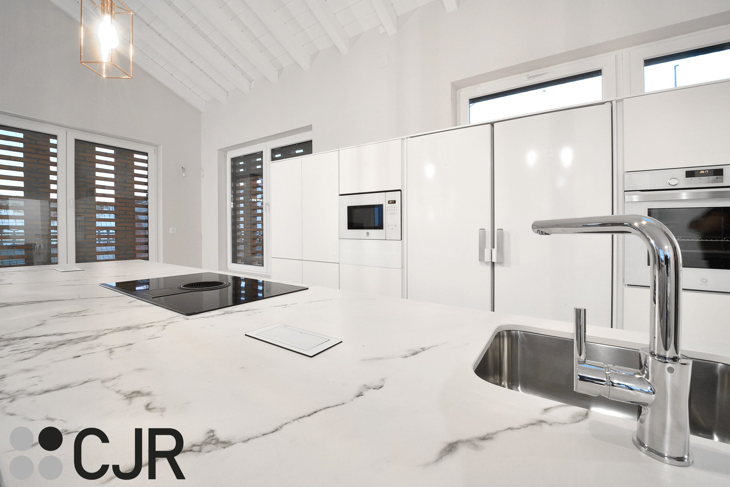 cocina blanca moderna con isla en dekton cjr