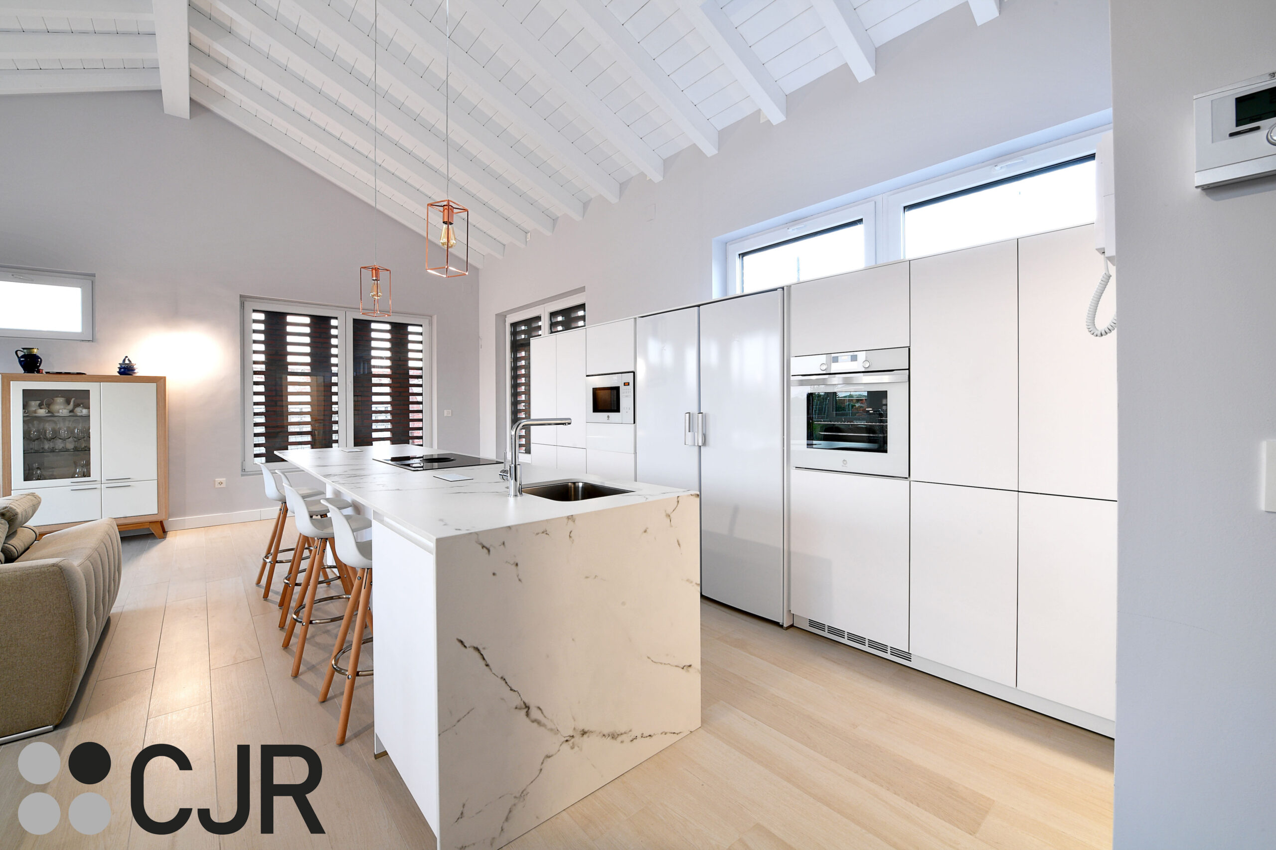 cocina blanca moderna con isla en dekton kairos cjr