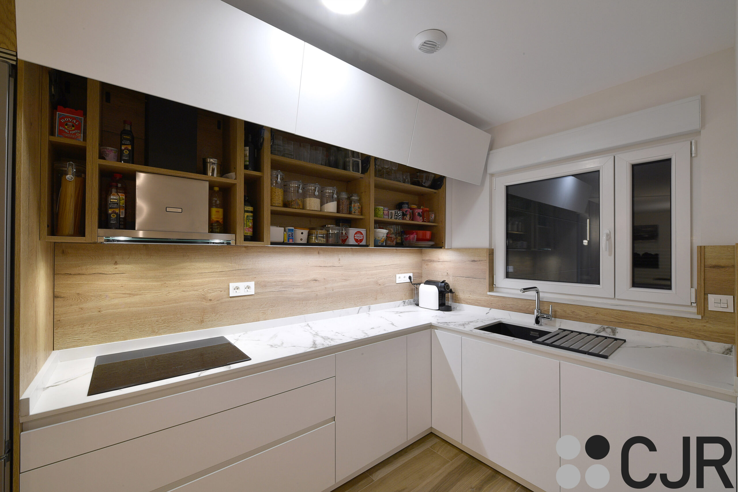 cocina blanca y madera con puertas abatibles cjr