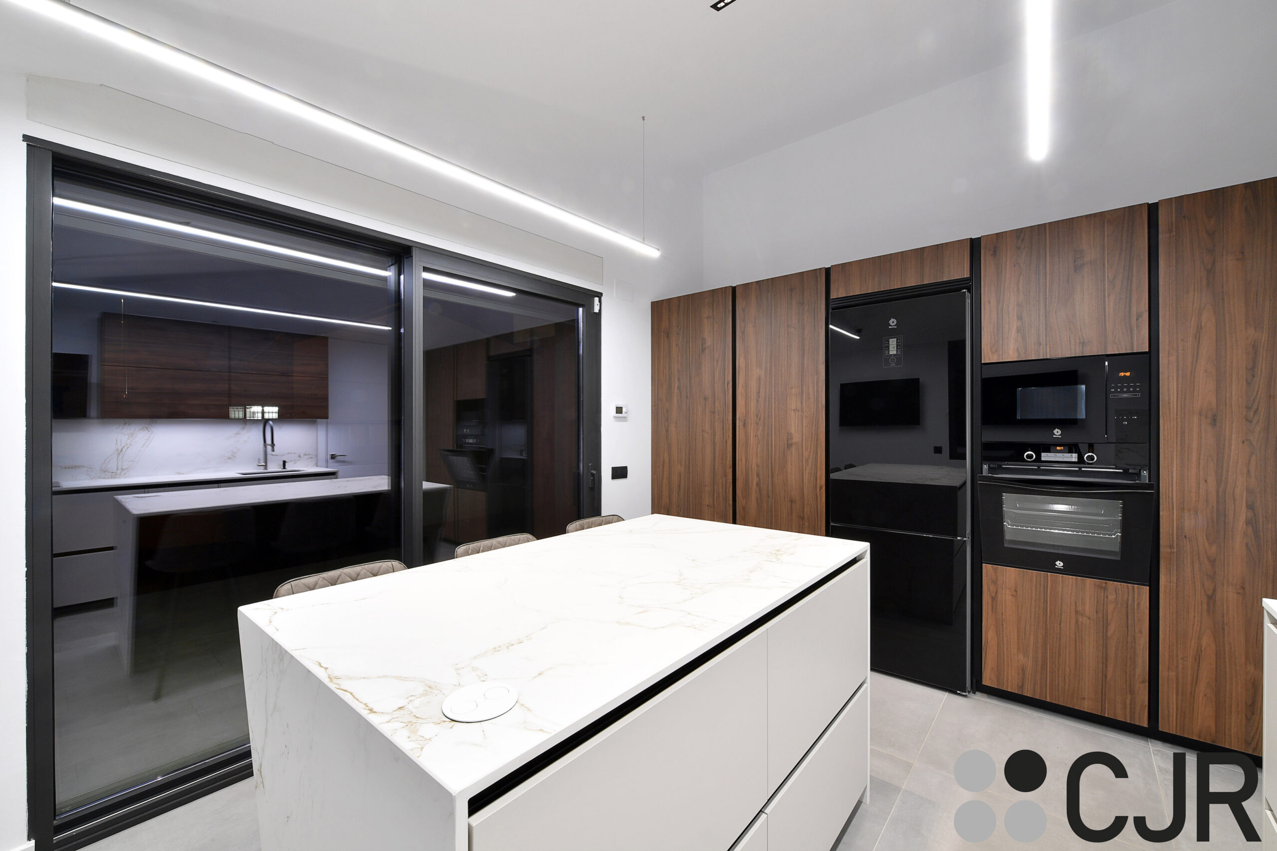 cocina con isla moderna gris y madera cjr